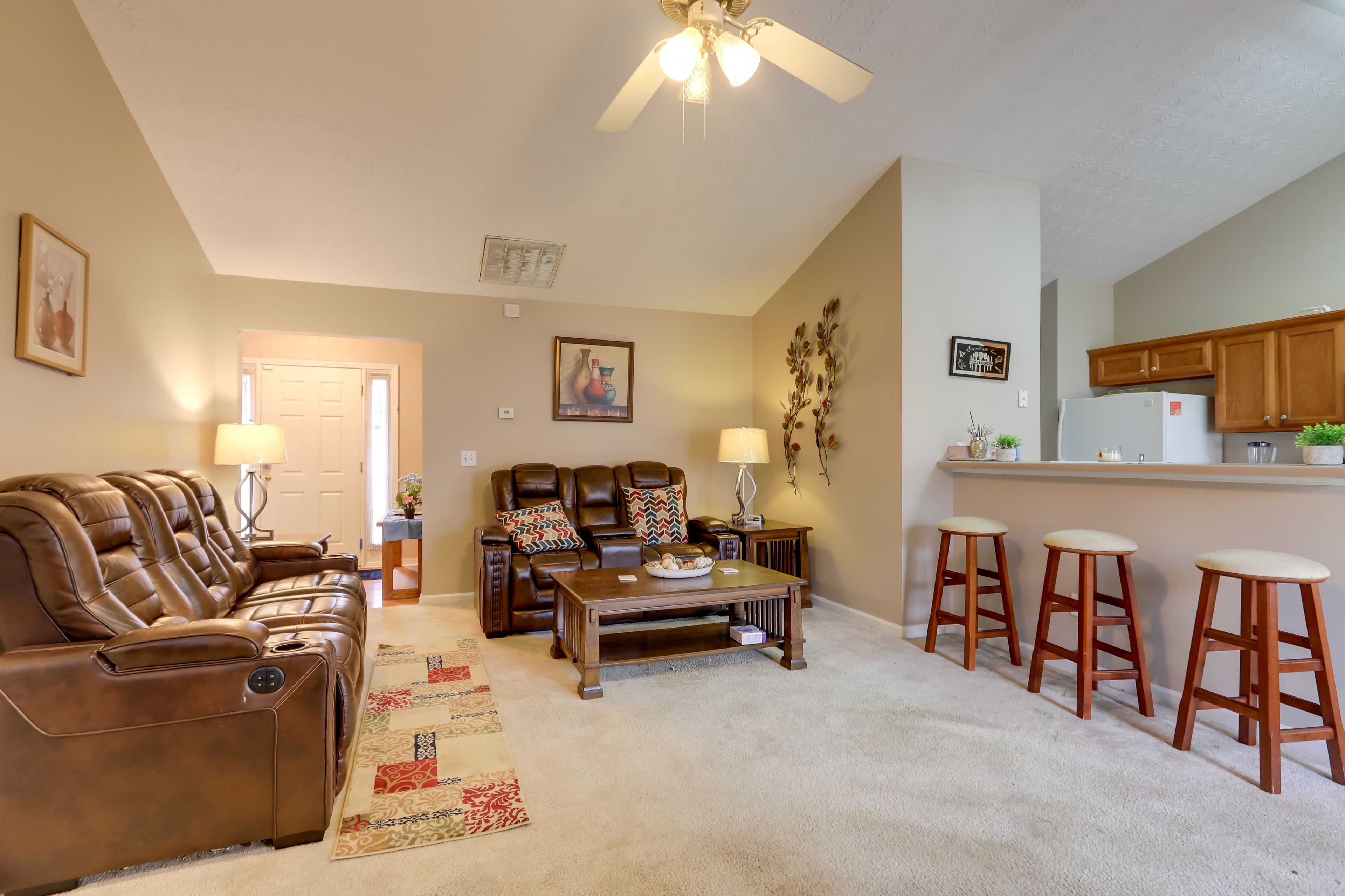Living Room | Free WiFi | Central Heating & Air Conditioning