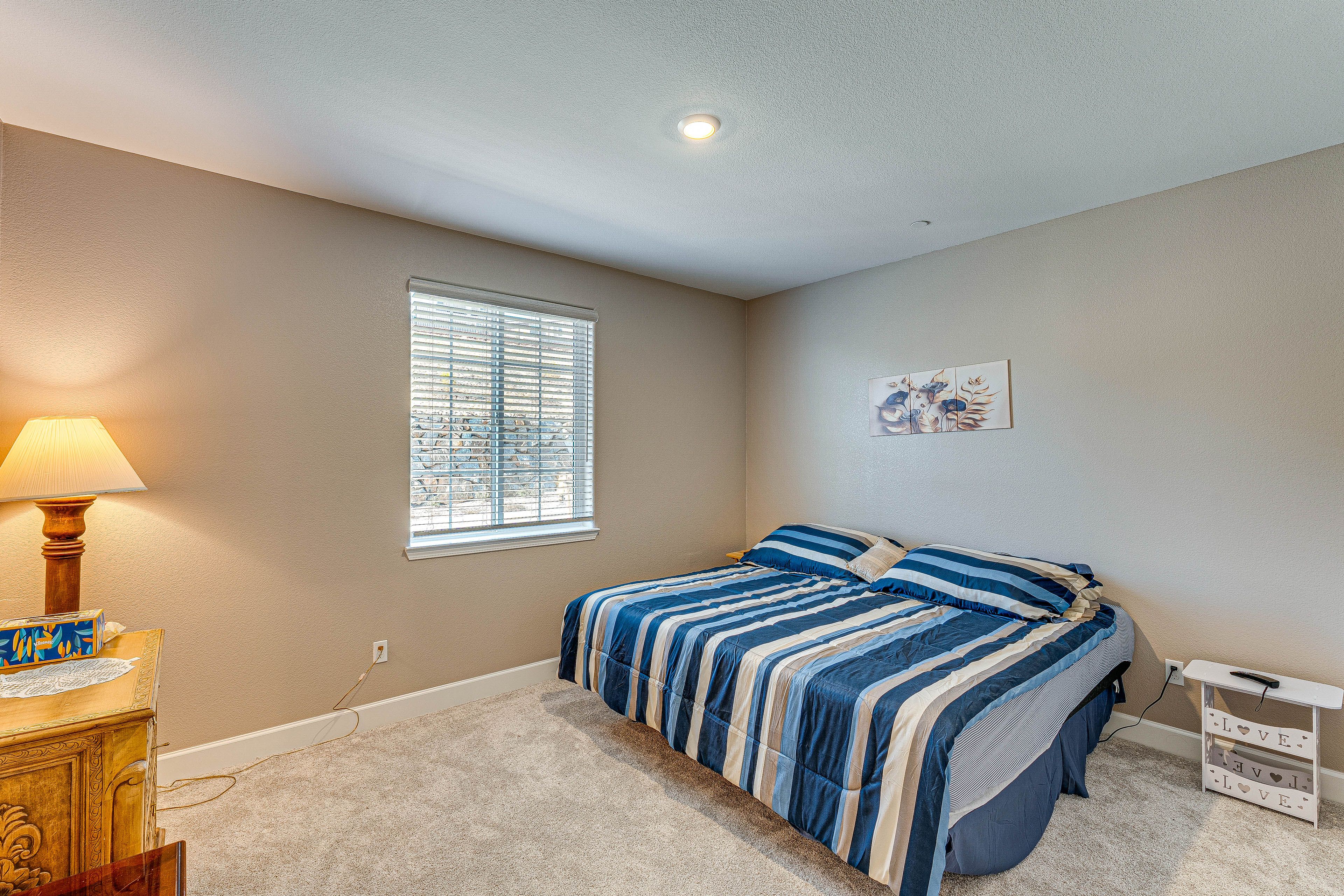 Bedroom | King Bed (Convertible to 2 Twin Beds)