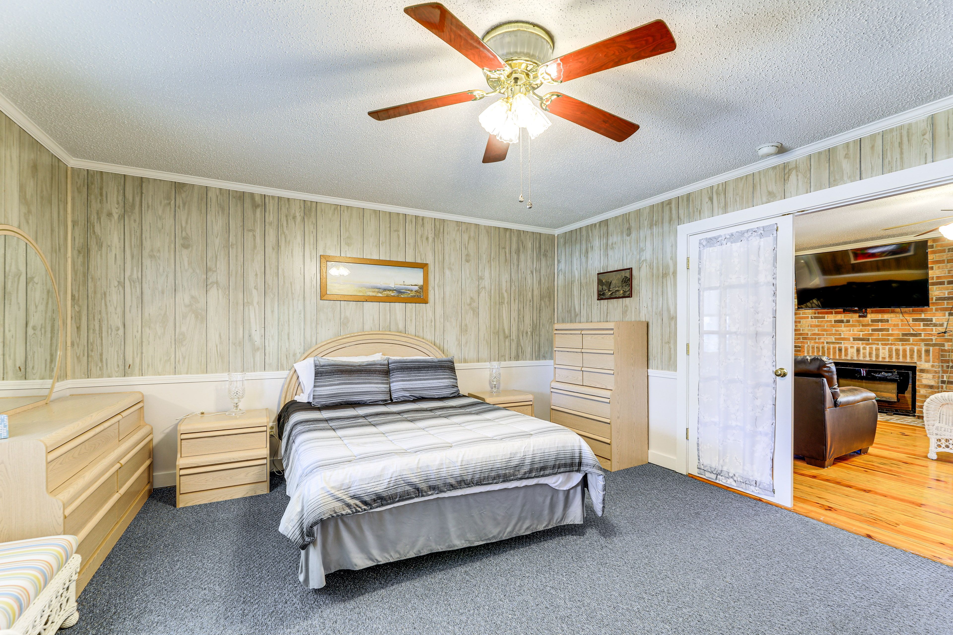 Bedroom | Queen Bed | Linens Provided