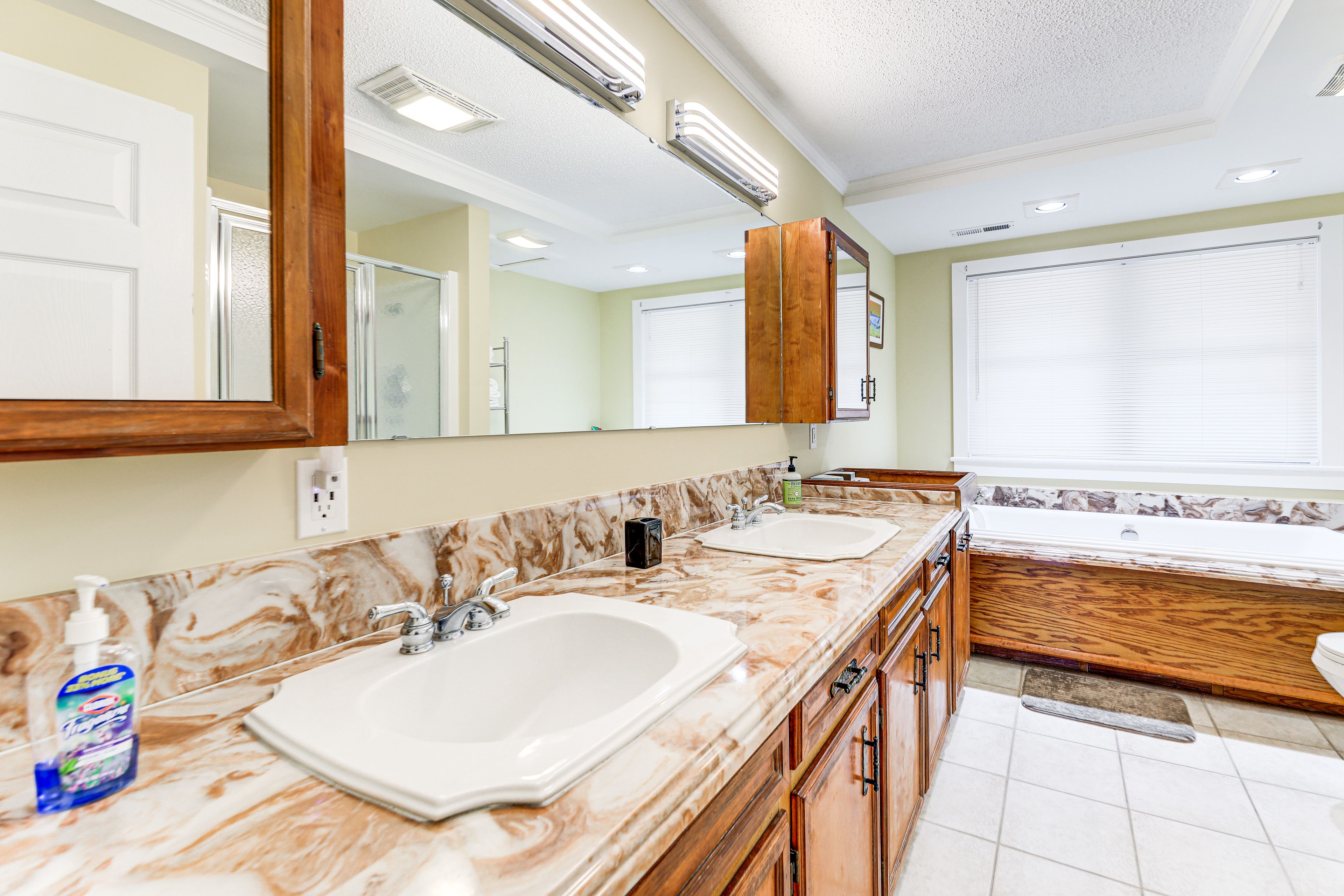 Full Bathroom | Soaking Tub | Towels Provided
