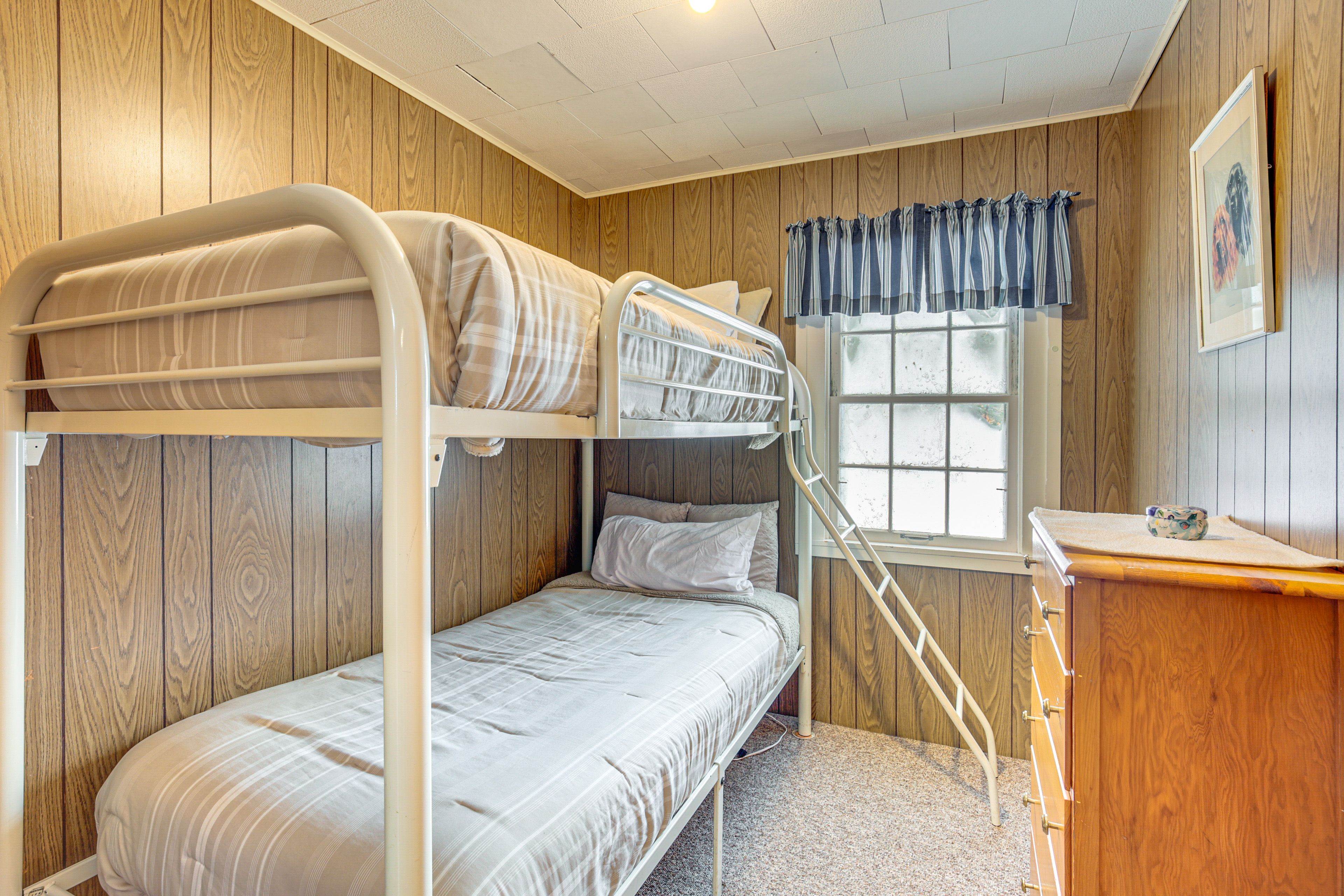 Bedroom 3 | Twin Bunk Bed | Flat-Screen TV