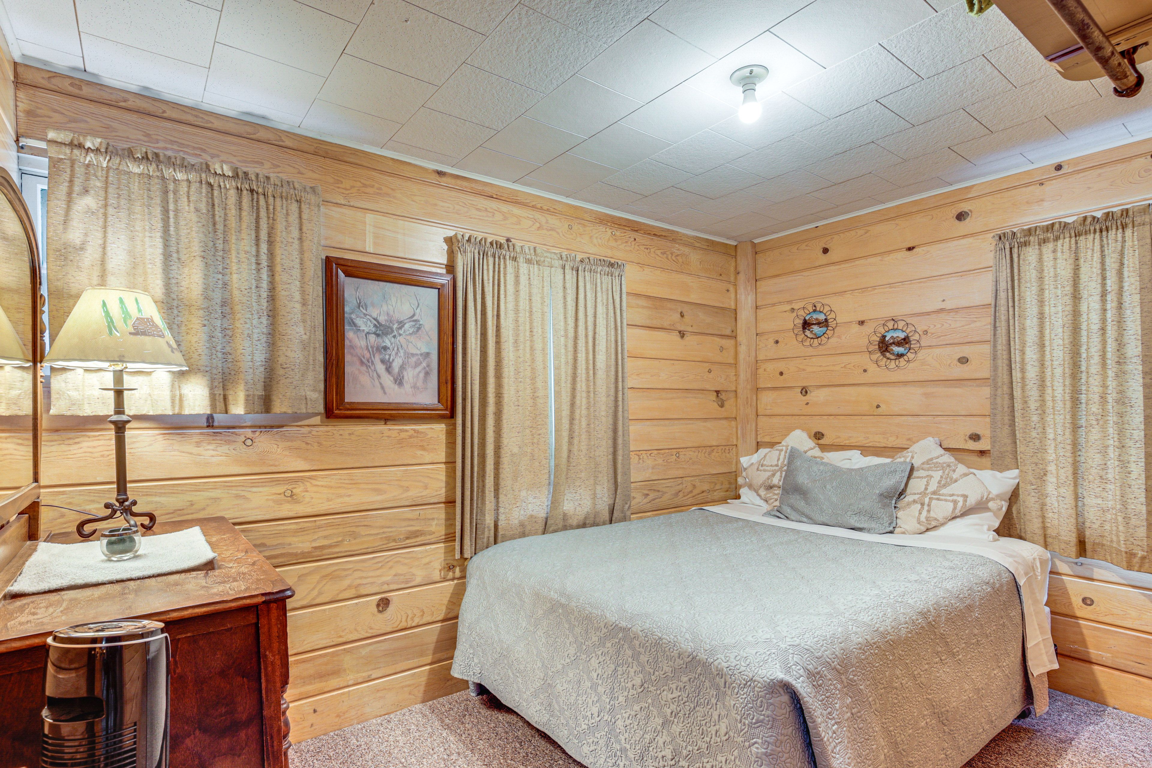 Bedroom 1 | Queen Bed