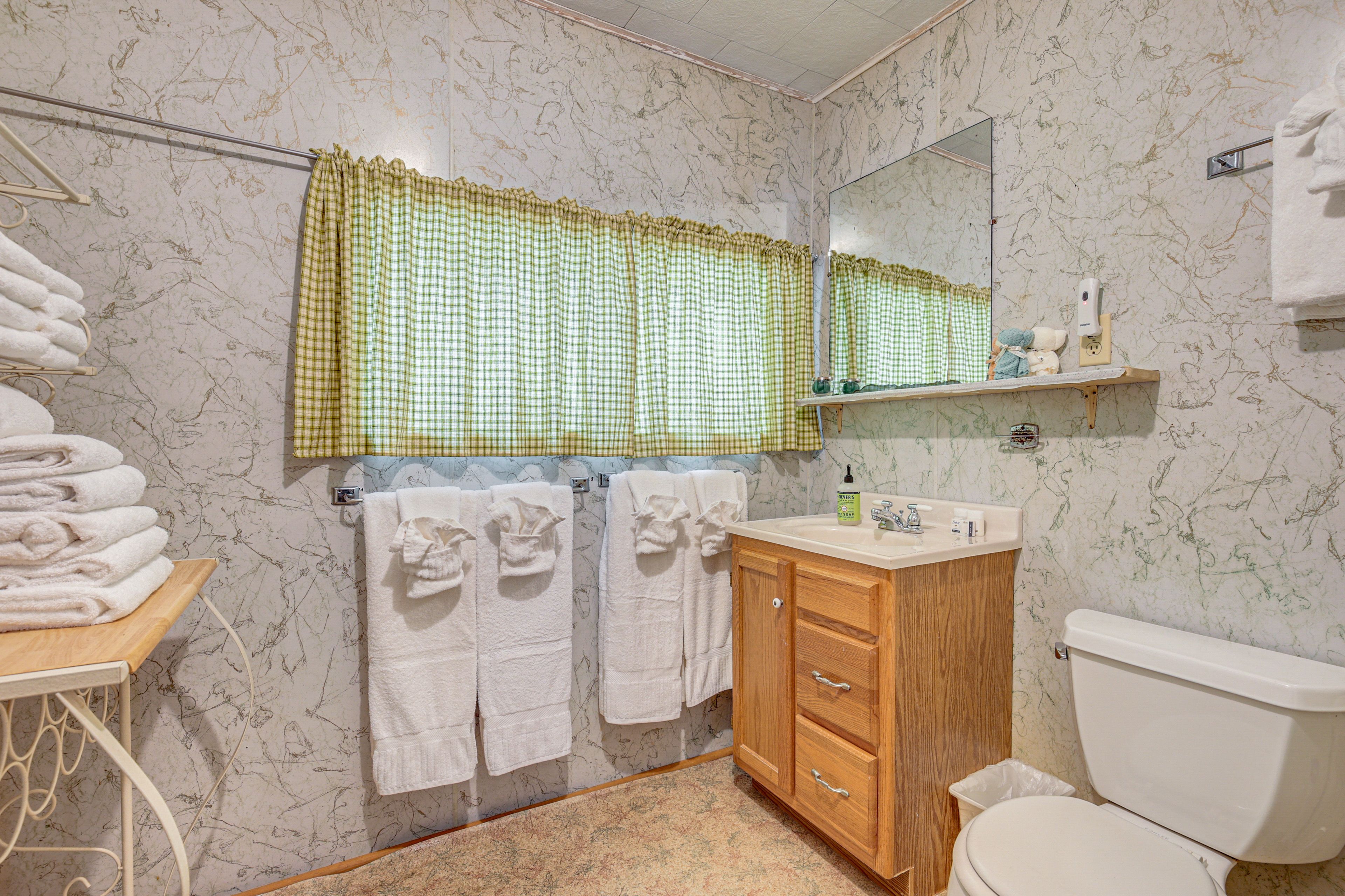 Full Bathroom | Towels Provided