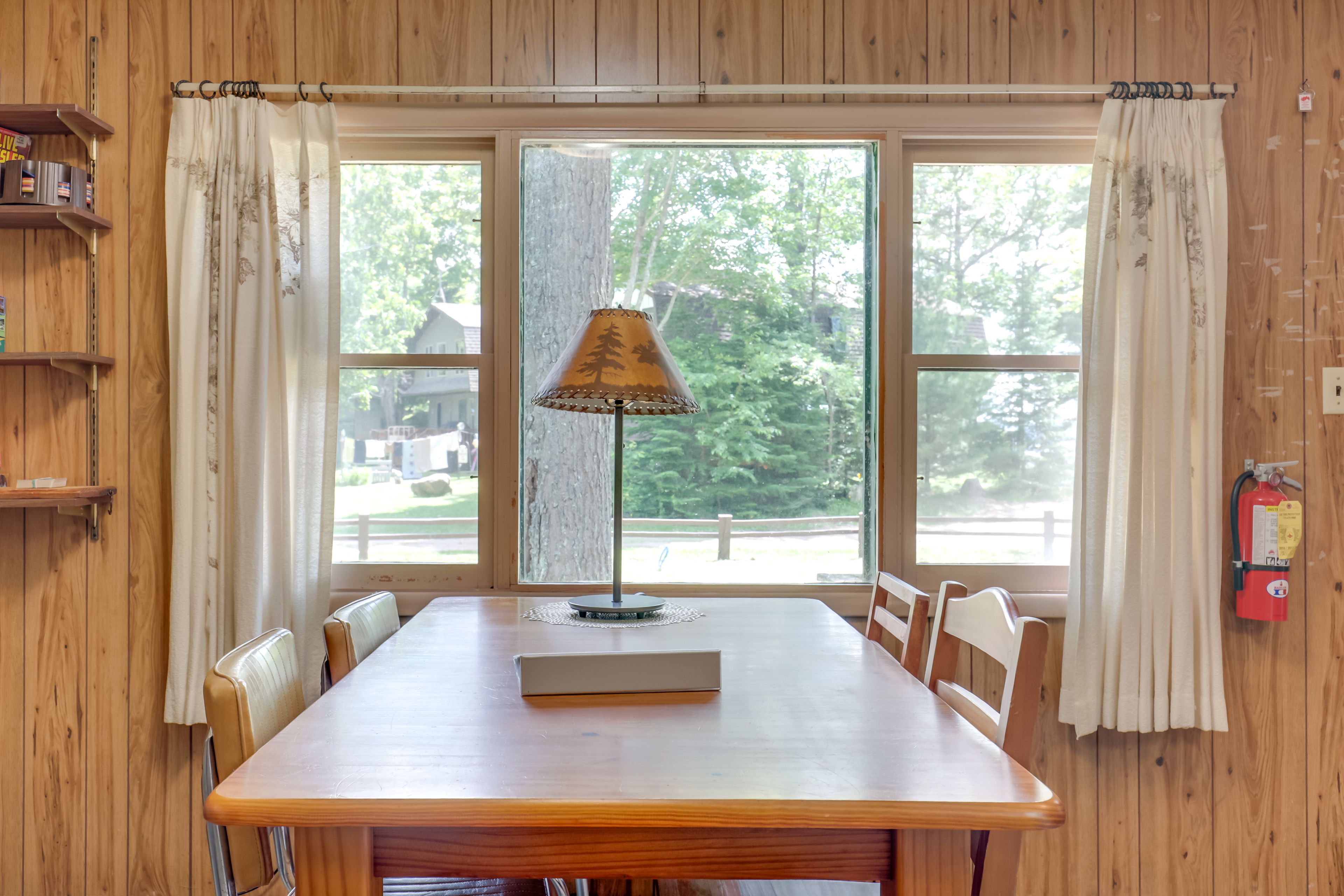 Dining Table | Dishware & Flatware