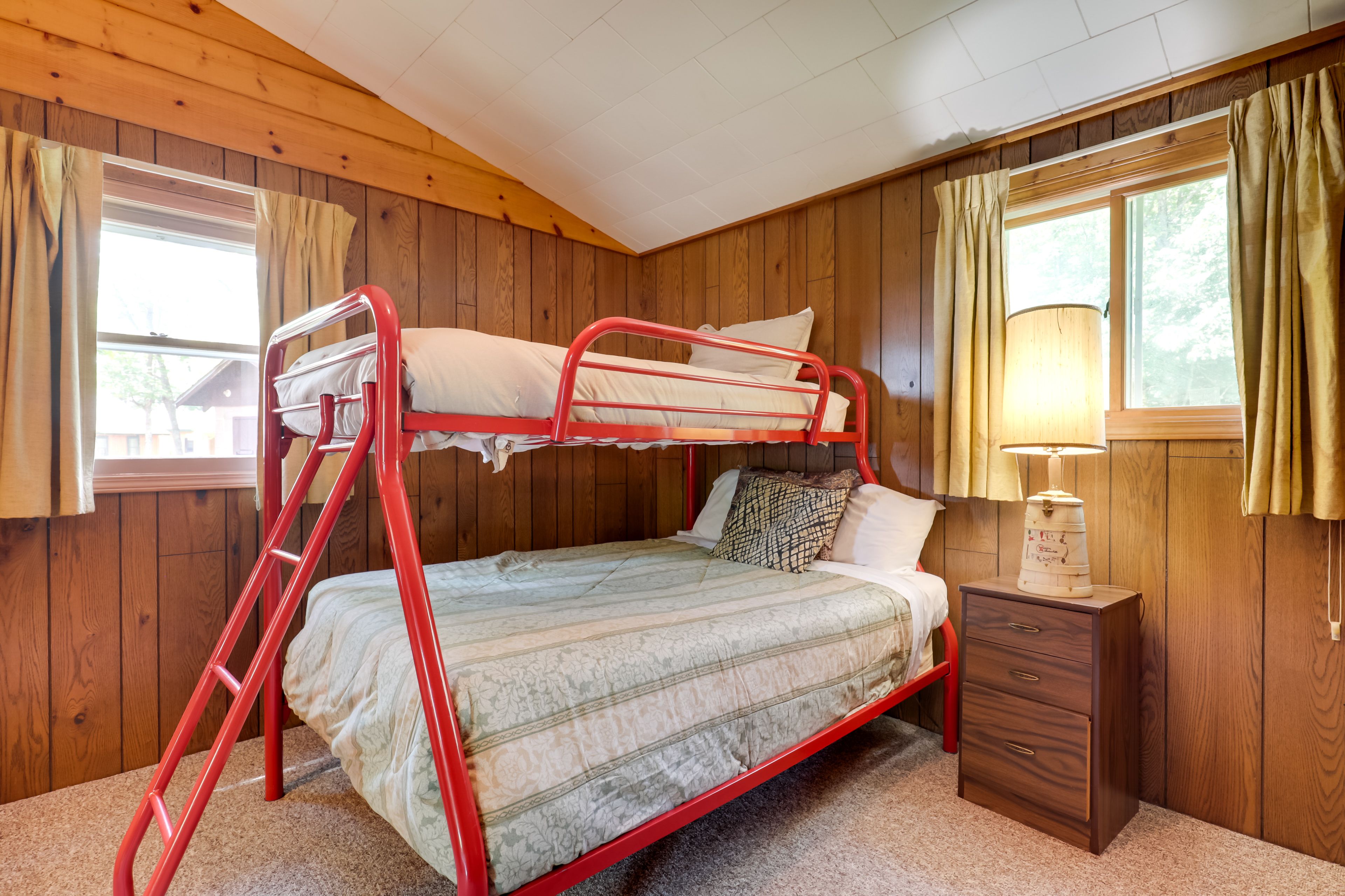 Bedroom 2 | Twin/Full Bunk Bed