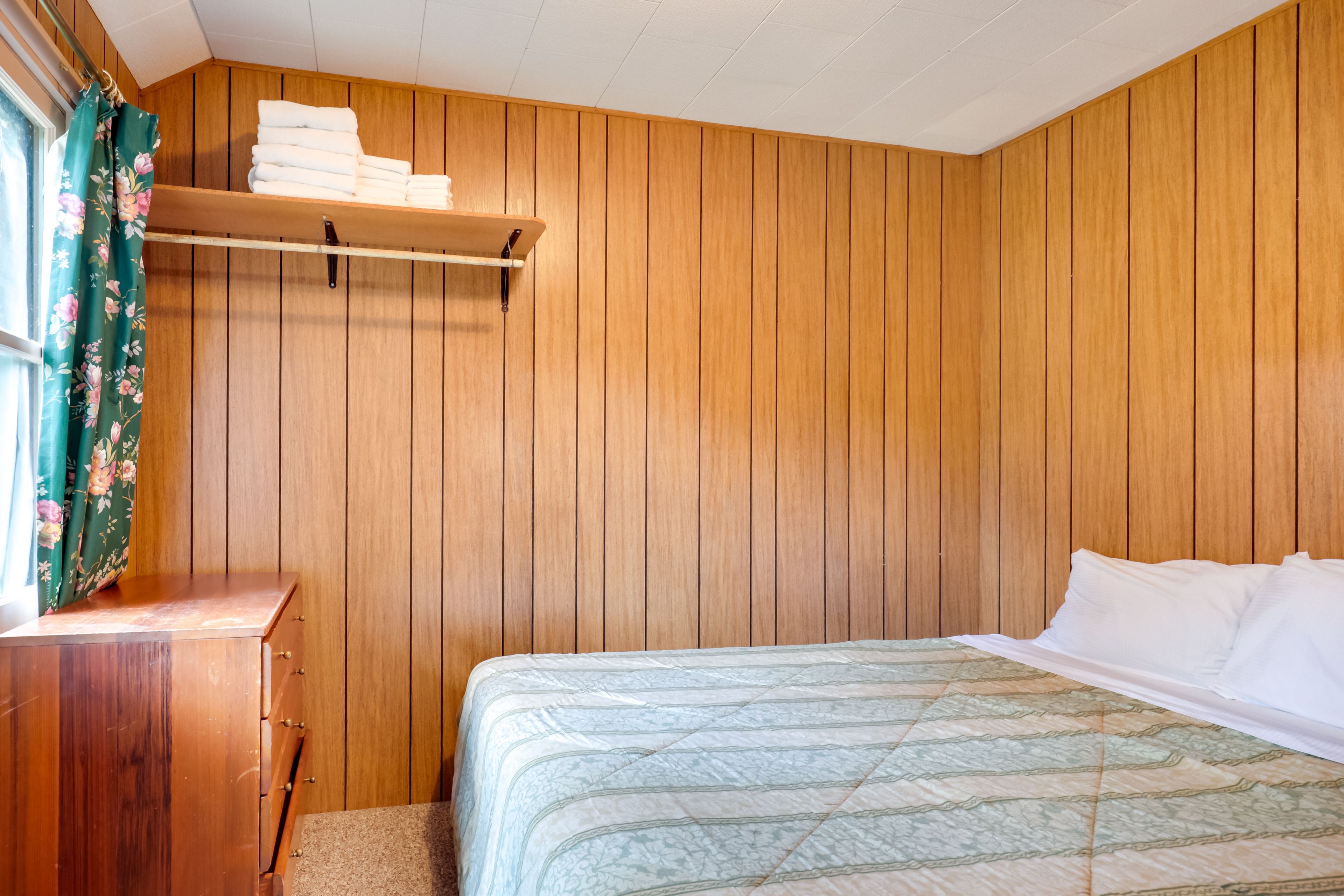 Bedroom 1 | Queen Bed