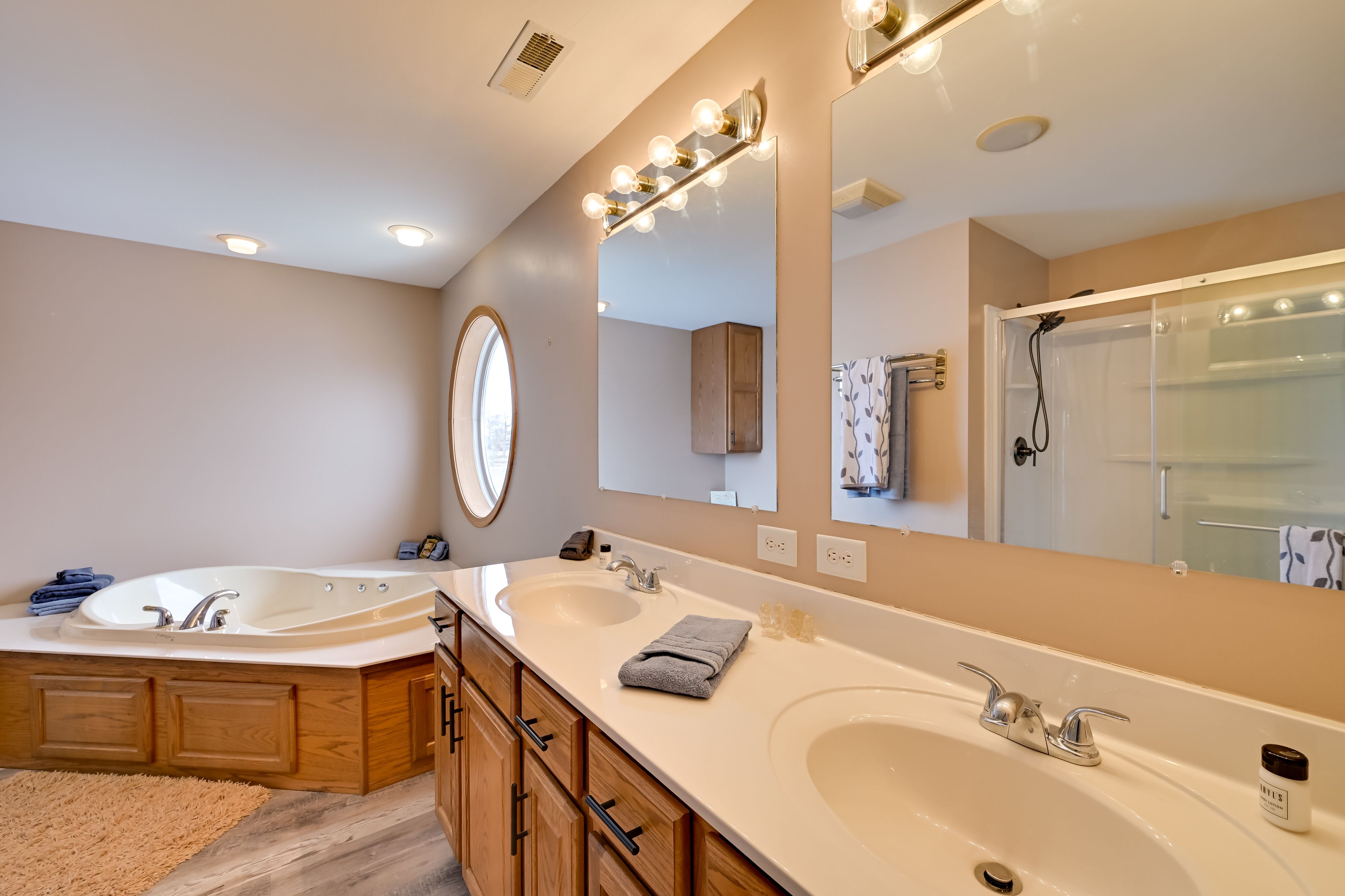 Full Bathroom | Towels Provided | Complimentary Toiletries | Jetted Tub