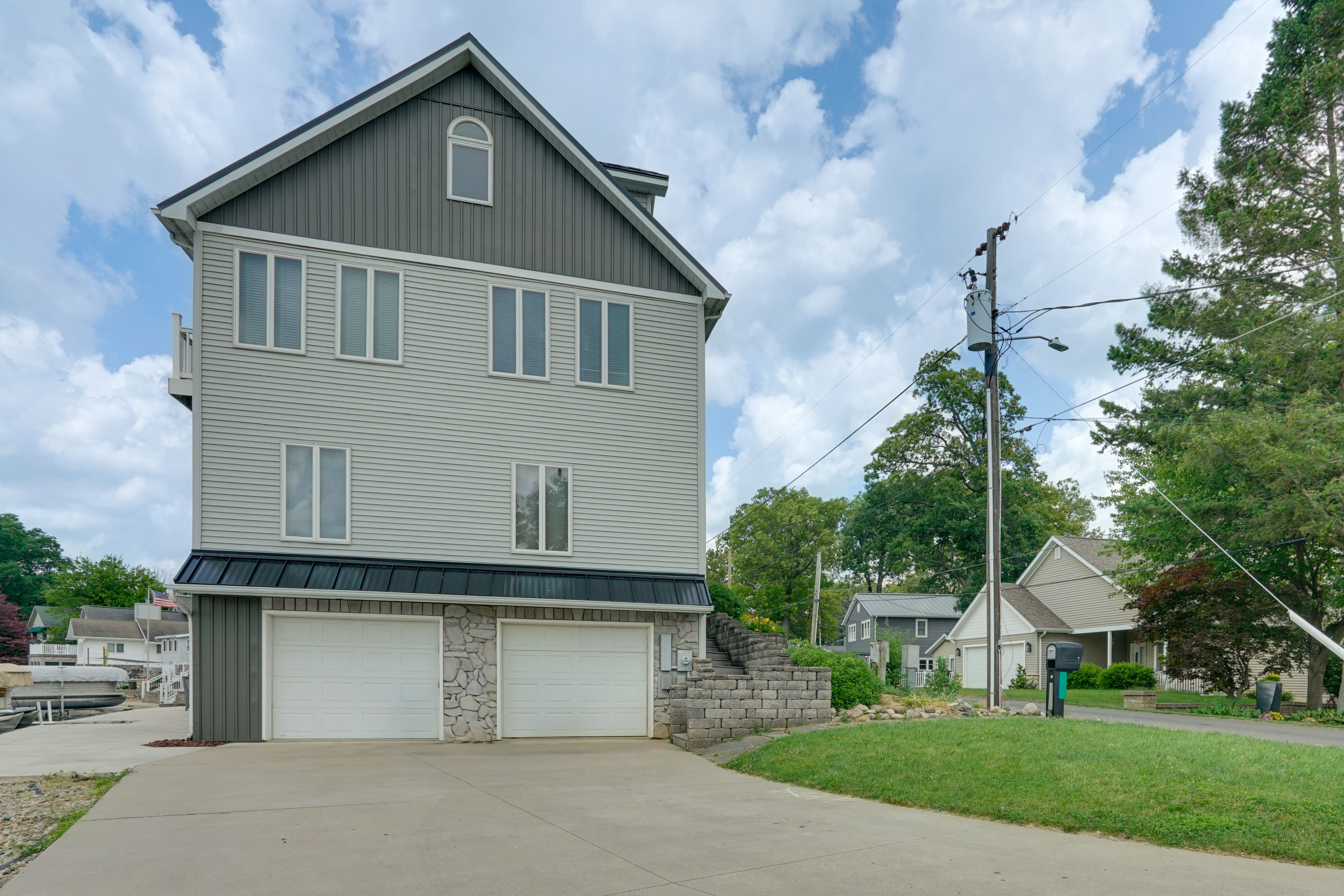 Parking | Driveway (5 Vehicles) | Cul-De-Sac Area | Boat Parking