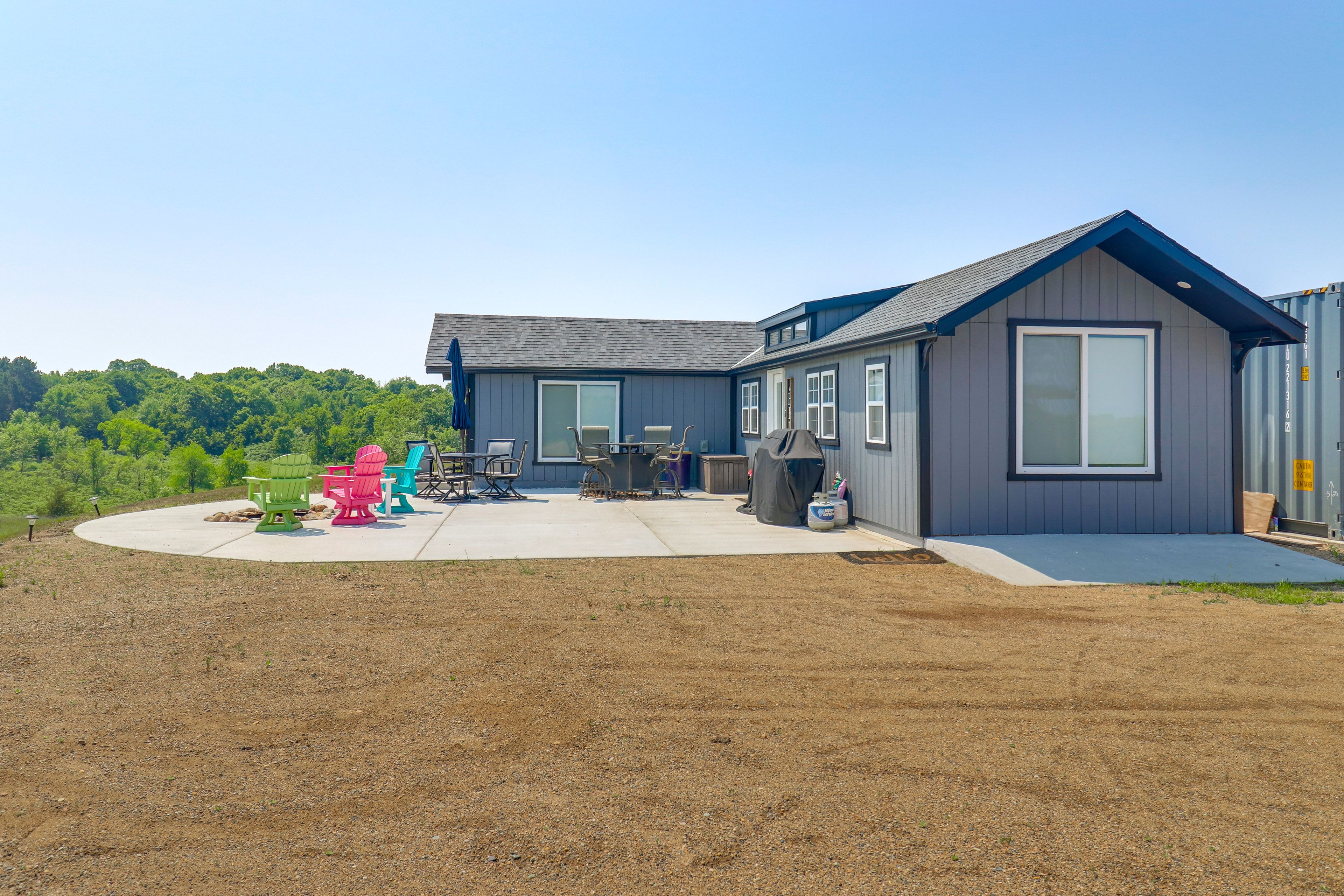 Parking | Driveway (8 Vehicles) | RV (No Hookups)