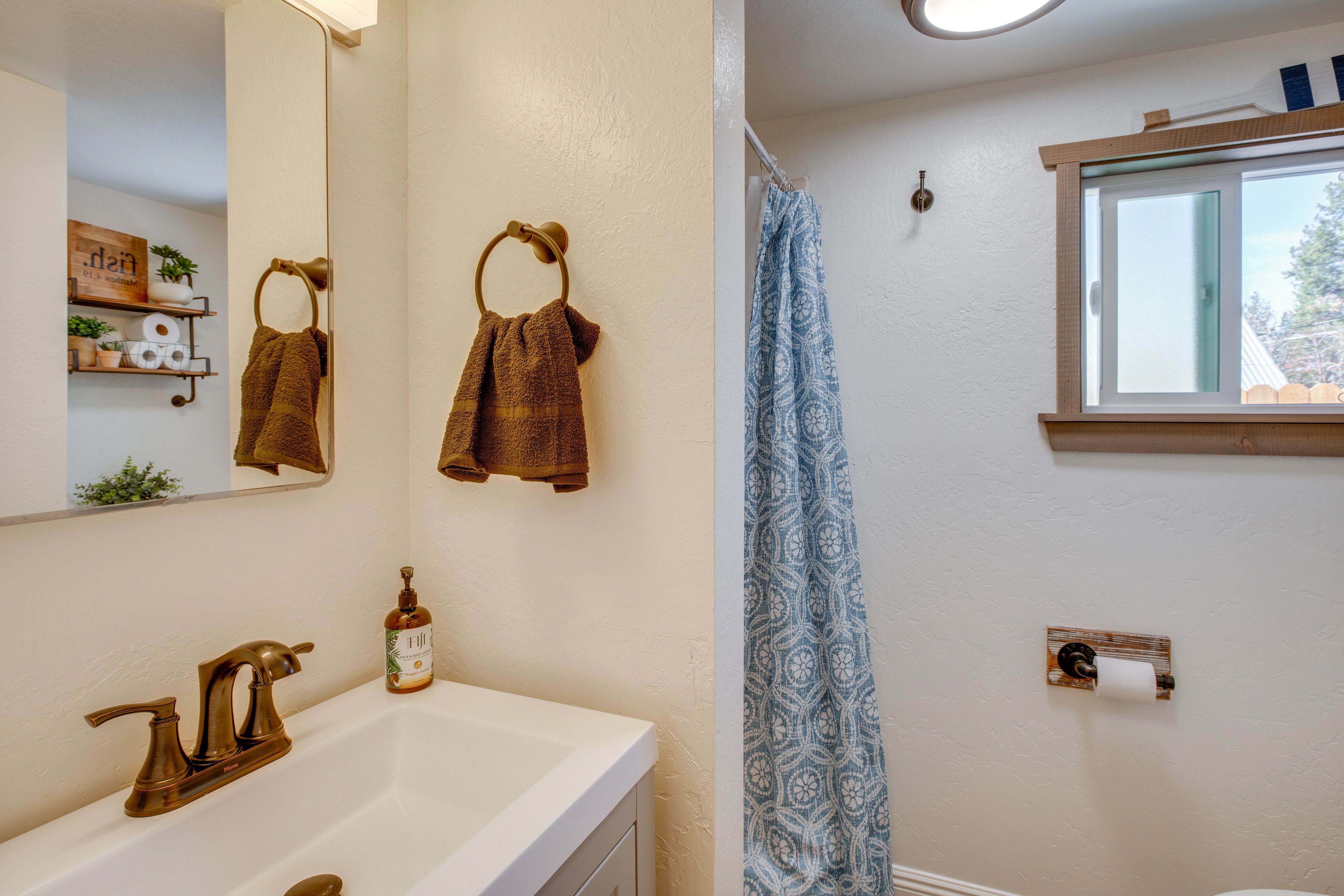 Full Bathroom | Towels Provided