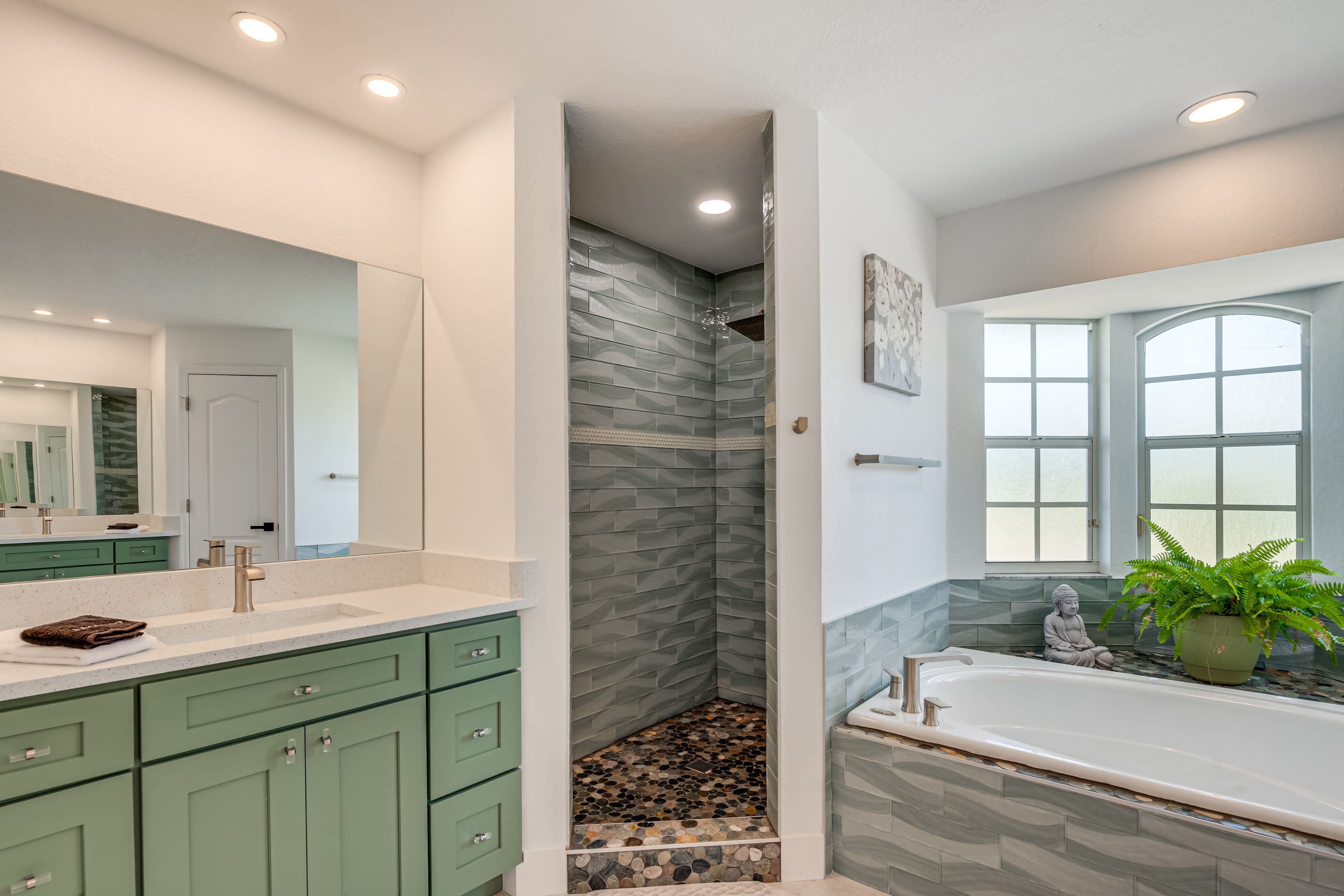 Full Bathroom | Towels Provided | Soaking Bathtub