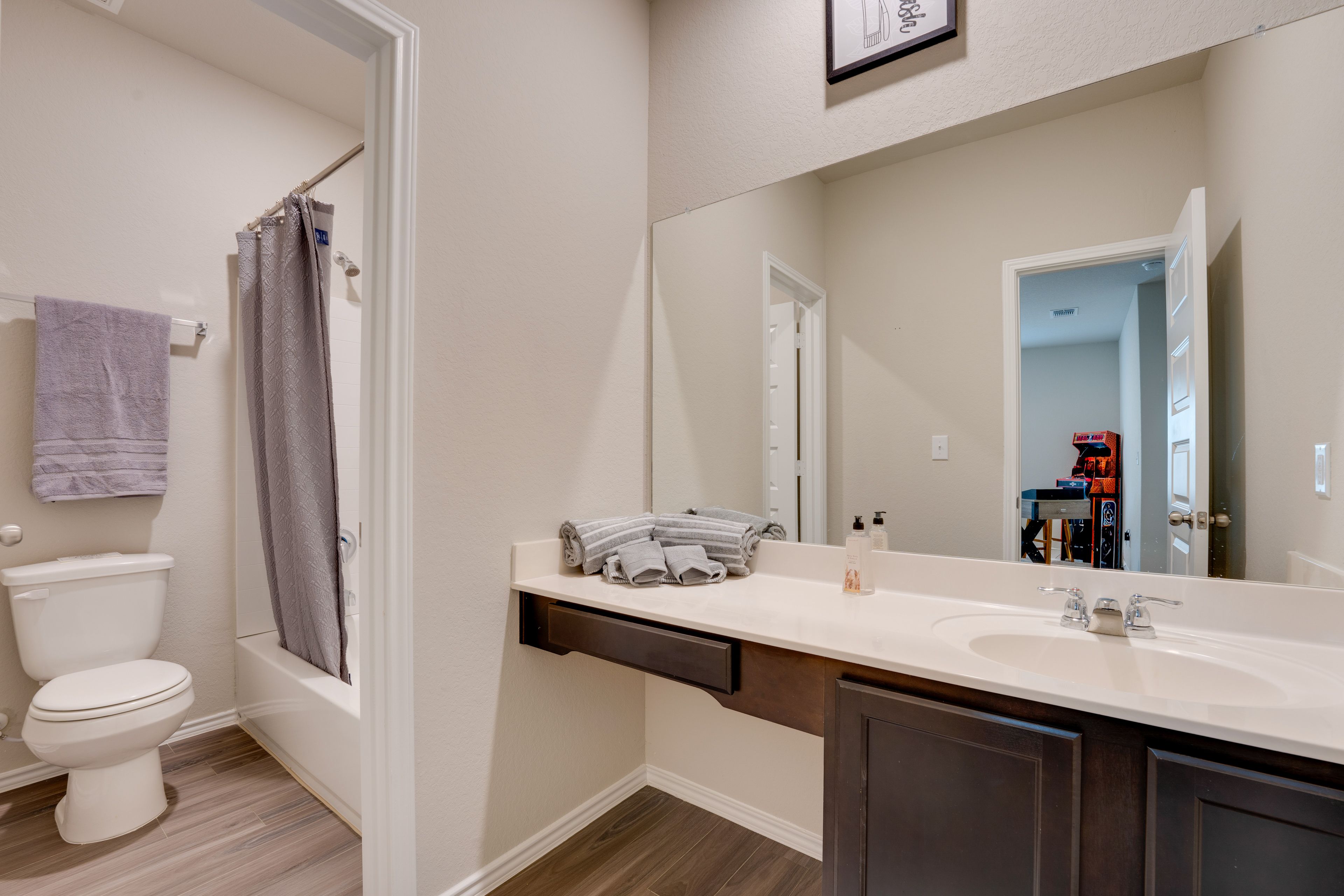 Full Bathroom | 2nd Floor