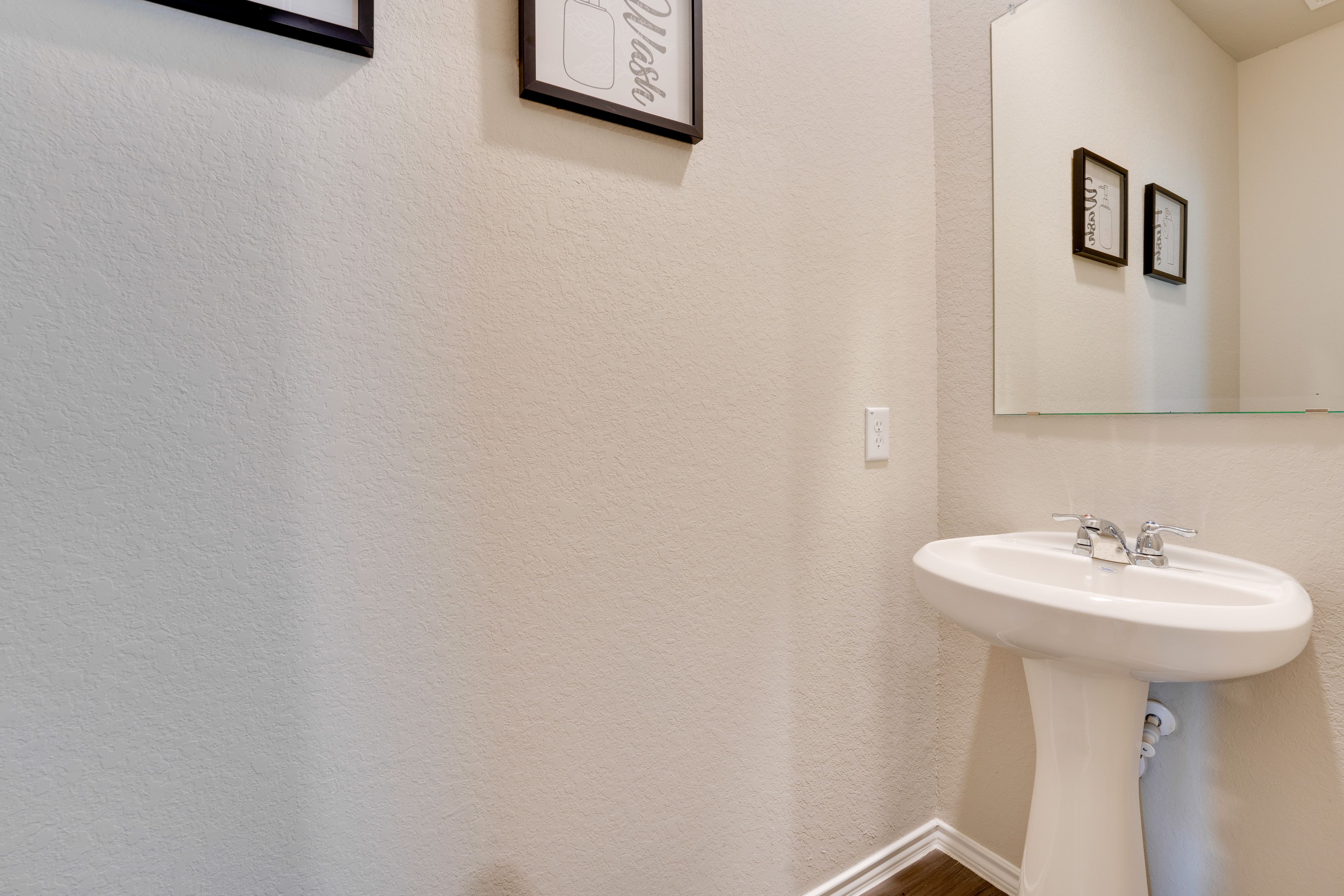 Half Bathroom | 1st Floor | Towels Provided