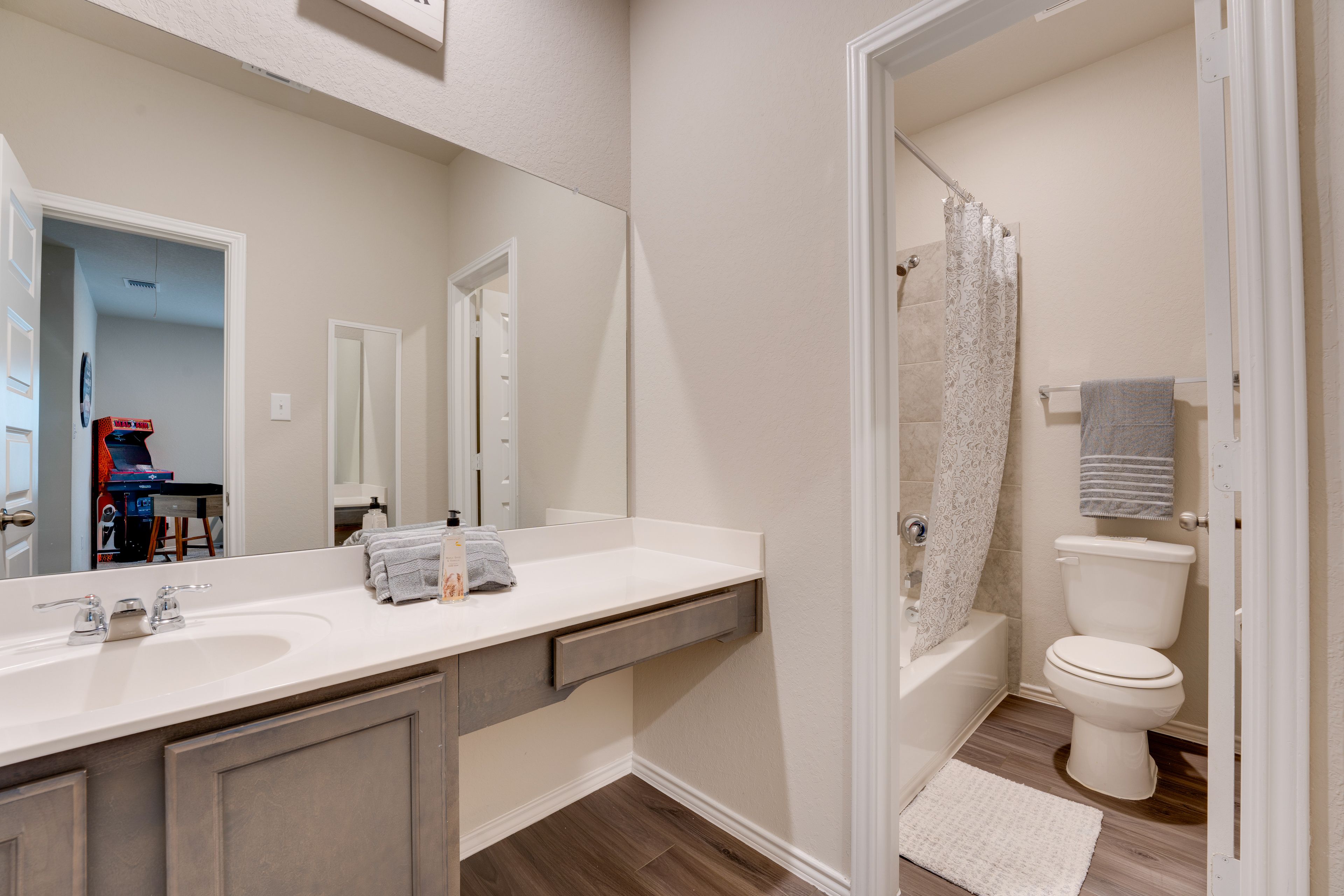 Full Bathroom | 2nd Floor