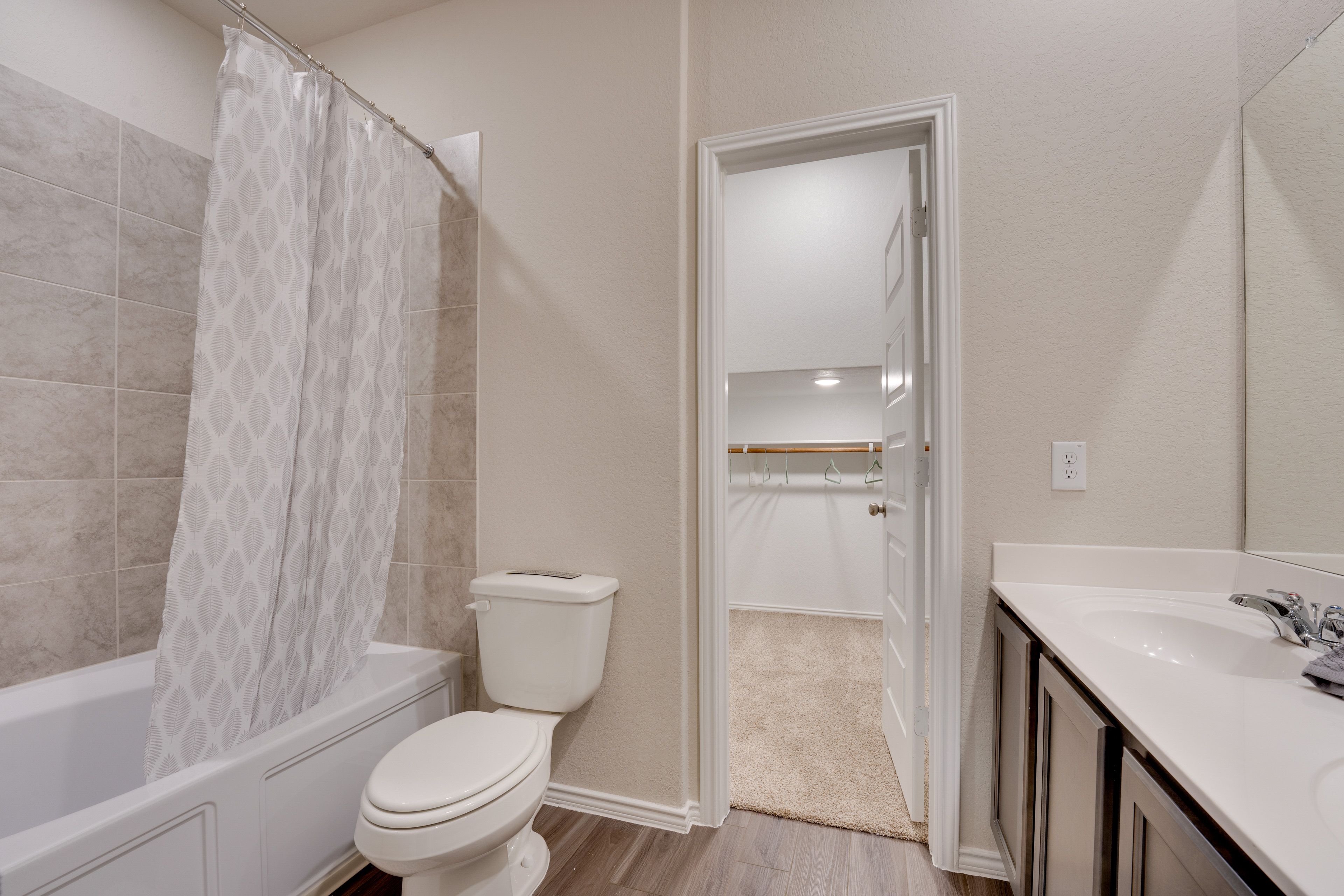 Full Bathroom | Towels Provided | 1st Floor