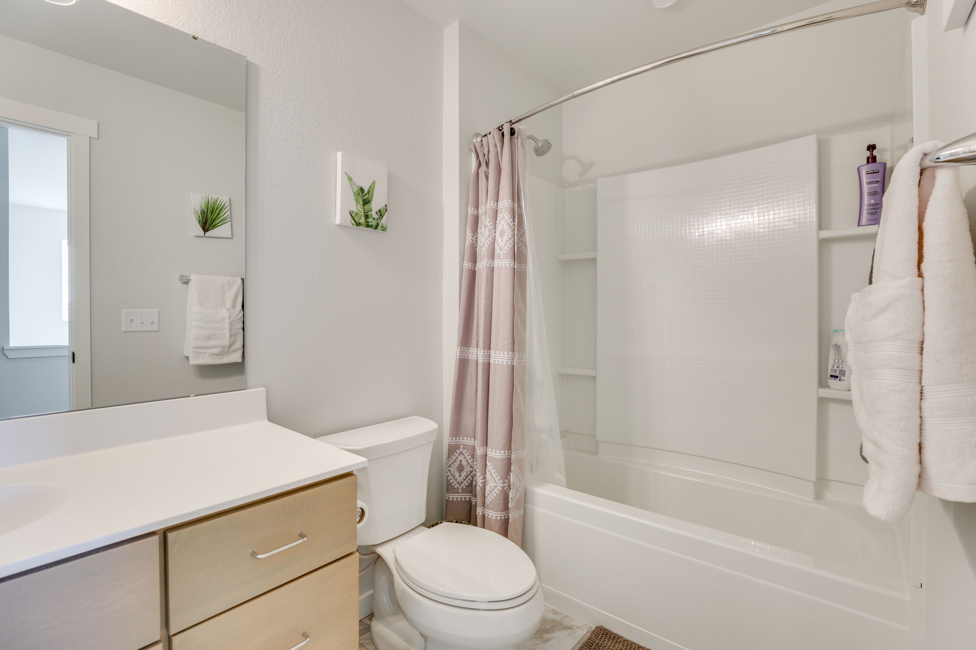 Full Bathroom | 2nd Floor | Complimentary Toiletries