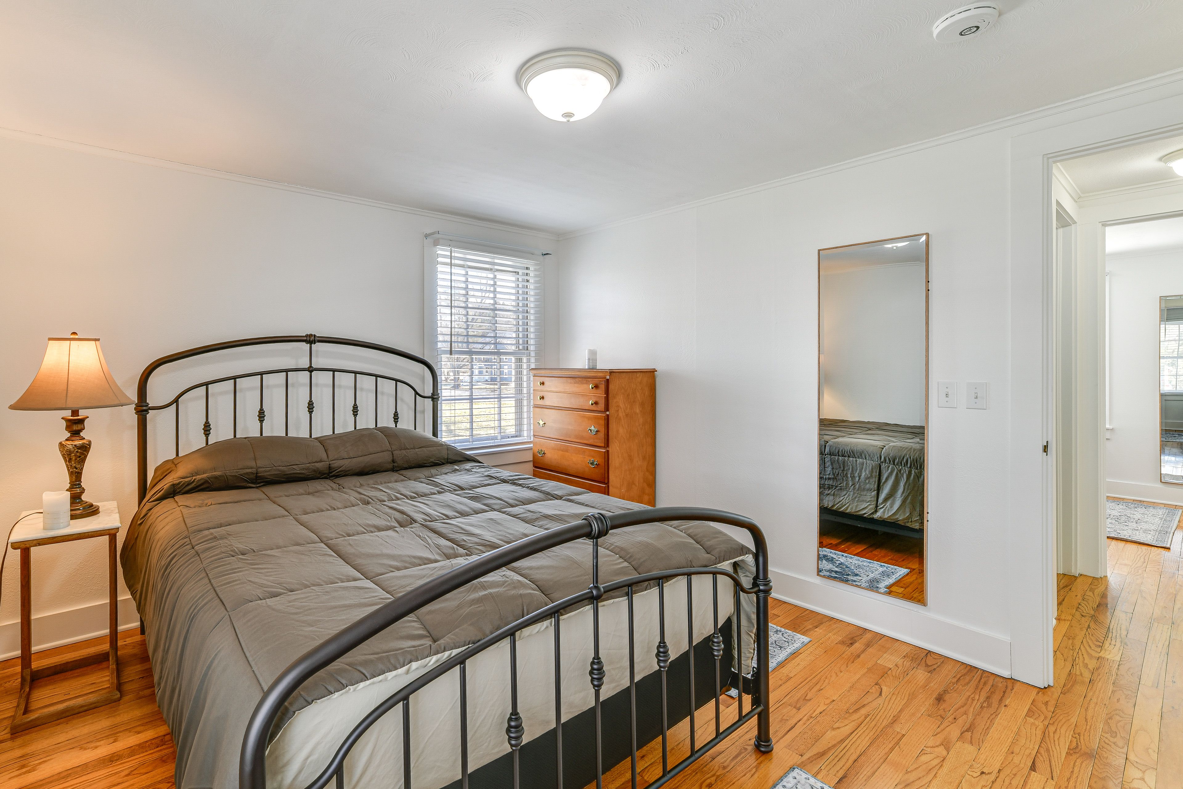 Bedroom 1 | Queen Bed