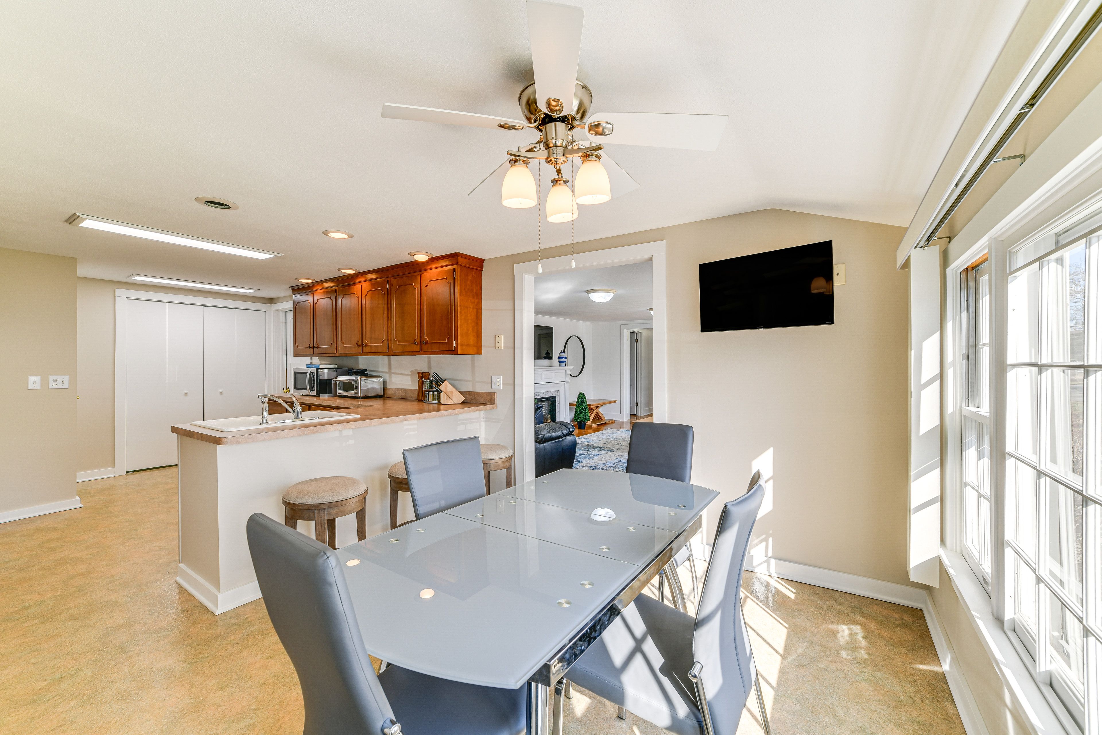 Dining Area | Smart TV