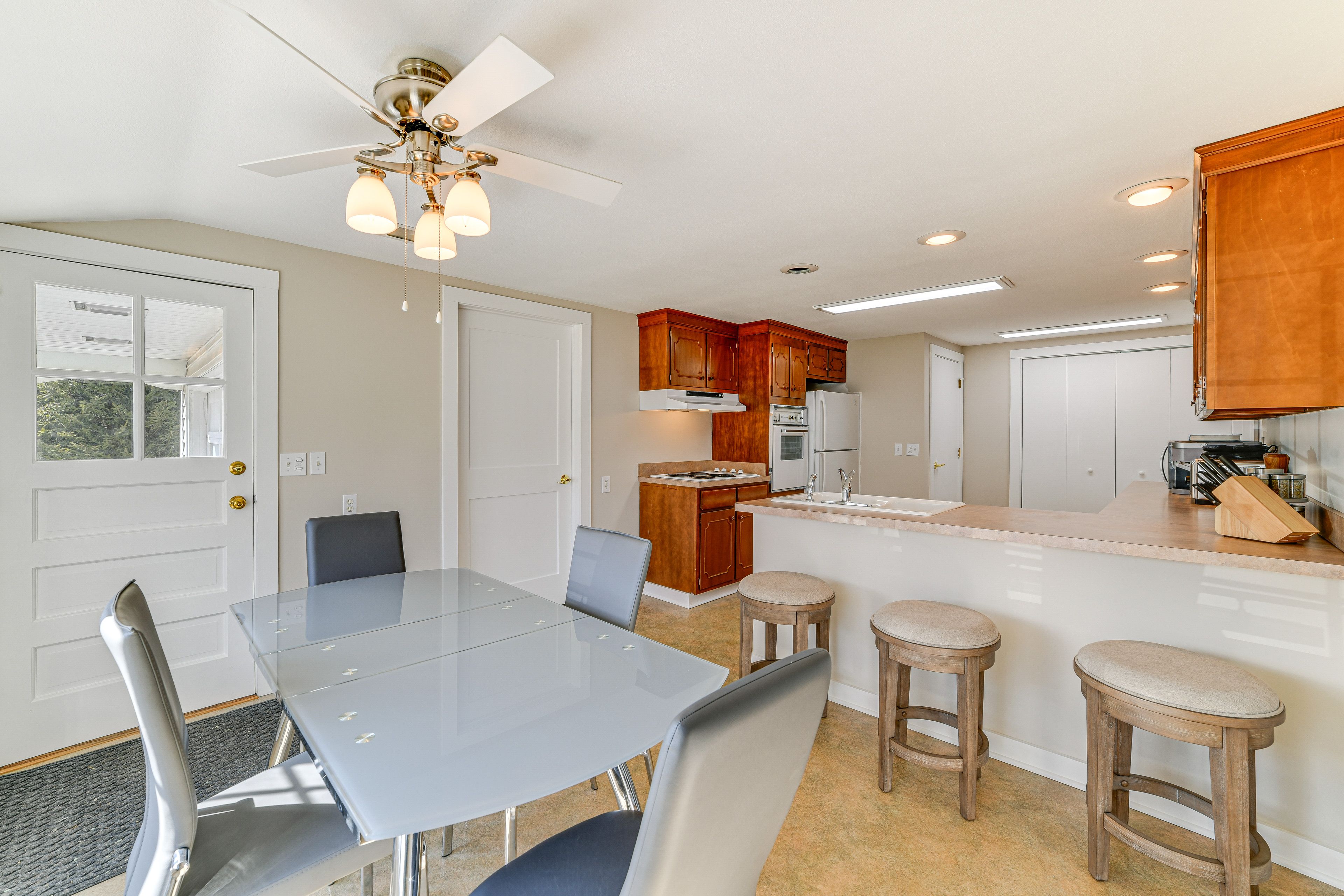 Dining Area & Kitchen | Keurig | Dishwasher | Toaster Oven