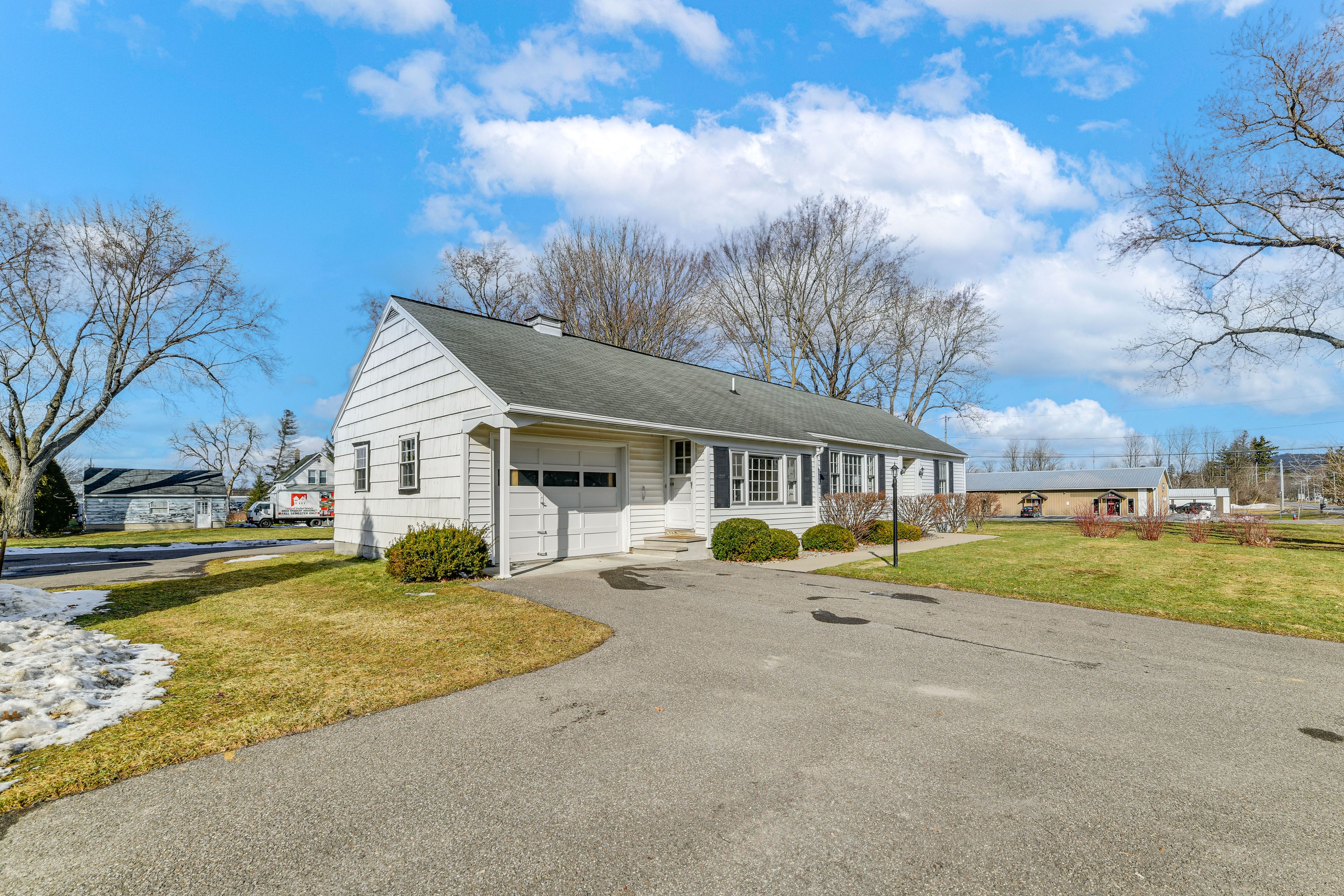 Property Exterior | Driveway (6 Vehicles)