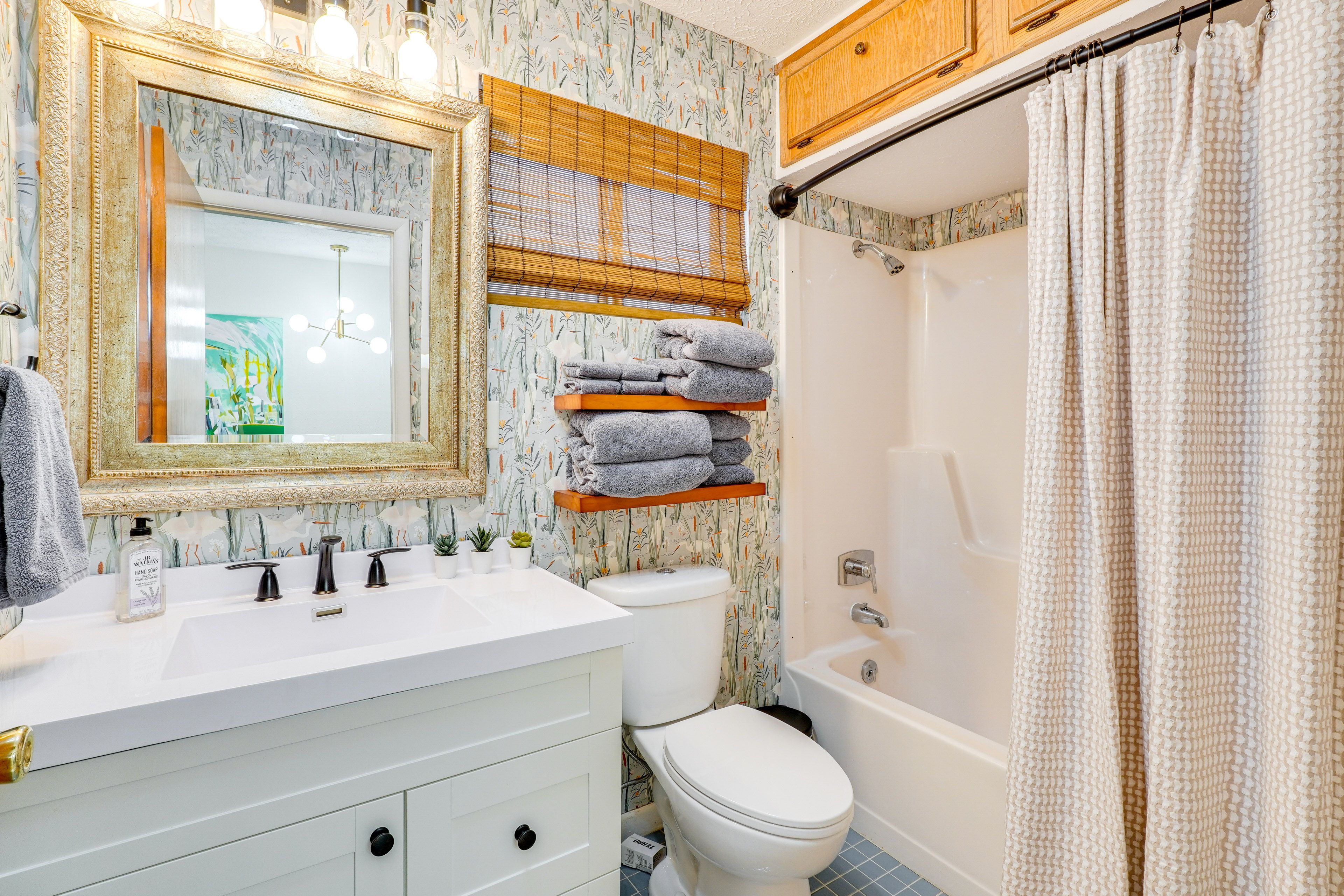 Full Bathroom | 1st Floor