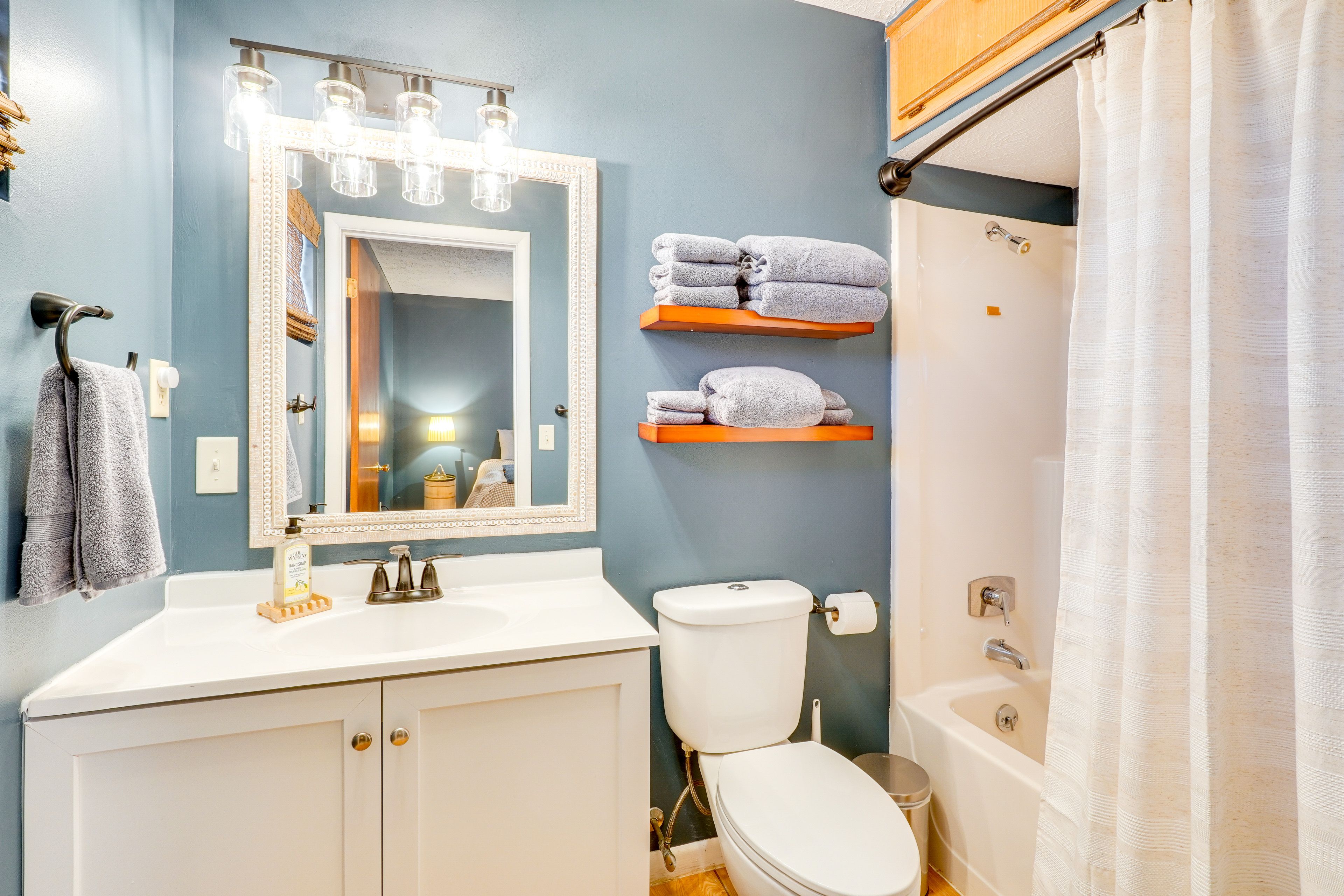 Full Bathroom | 1st Floor