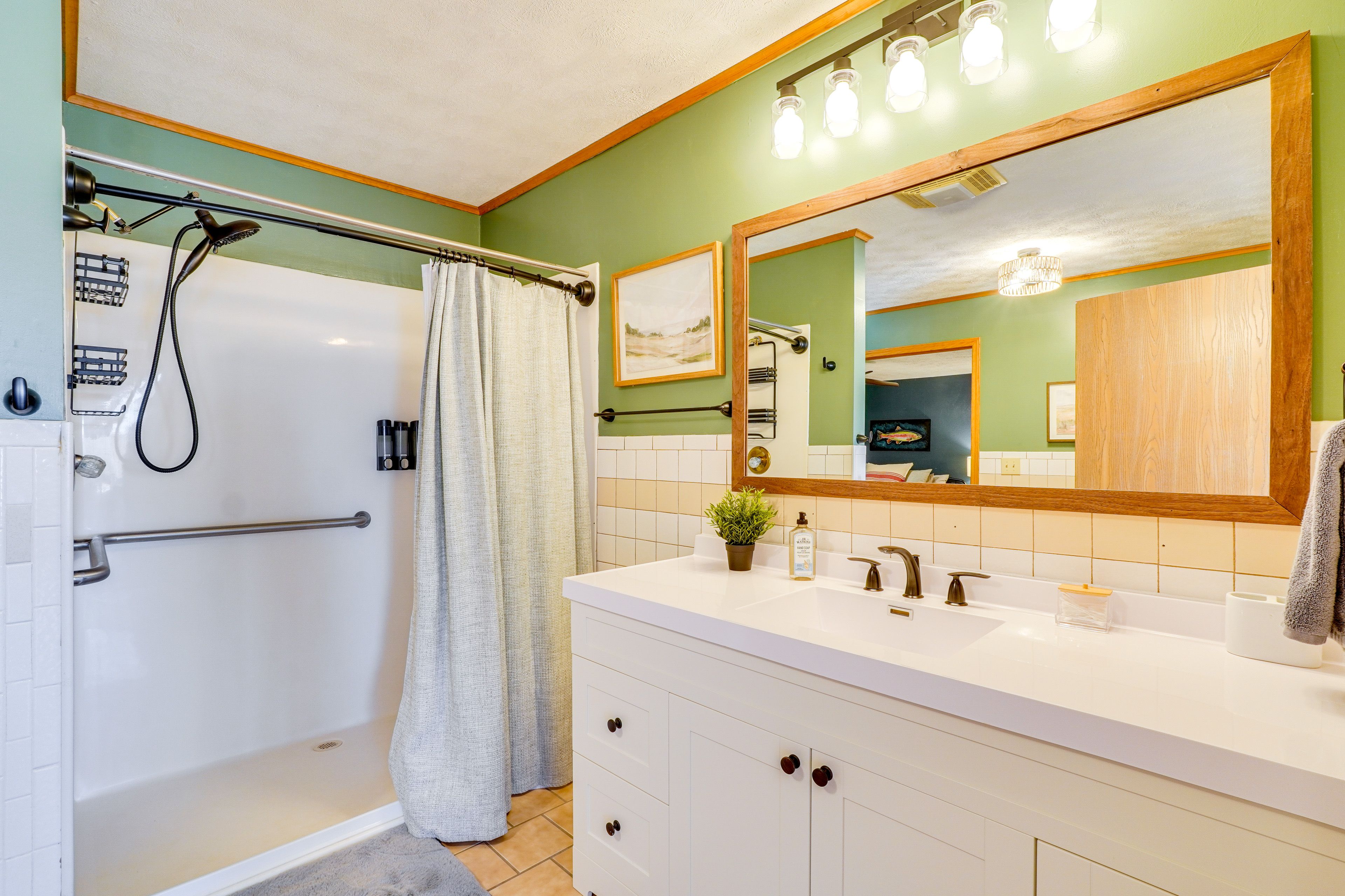 Full Bathroom | 1st Floor | Complimentary Toiletries | Towels Provided