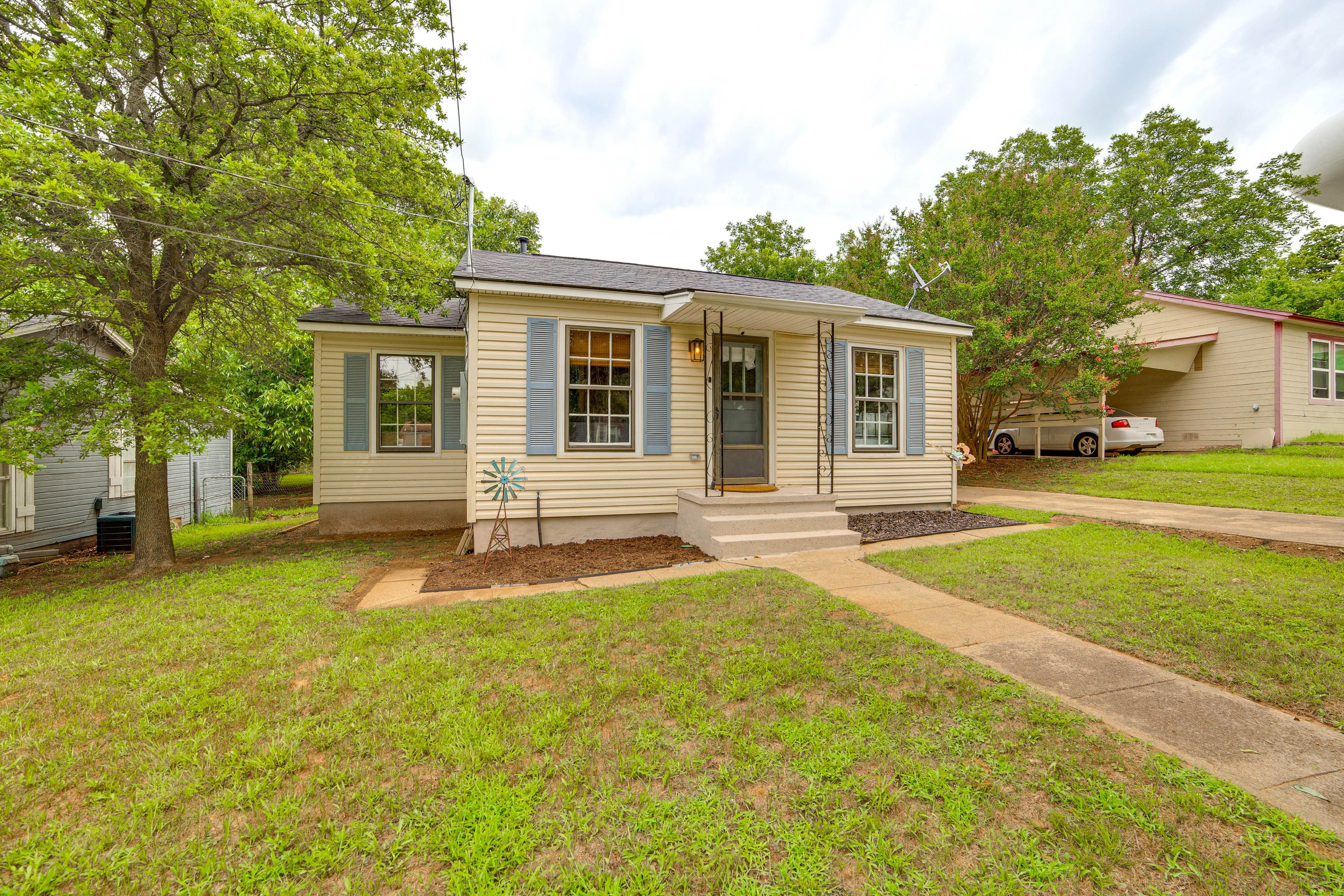 Exterior | Driveway (3 Vehicles)
