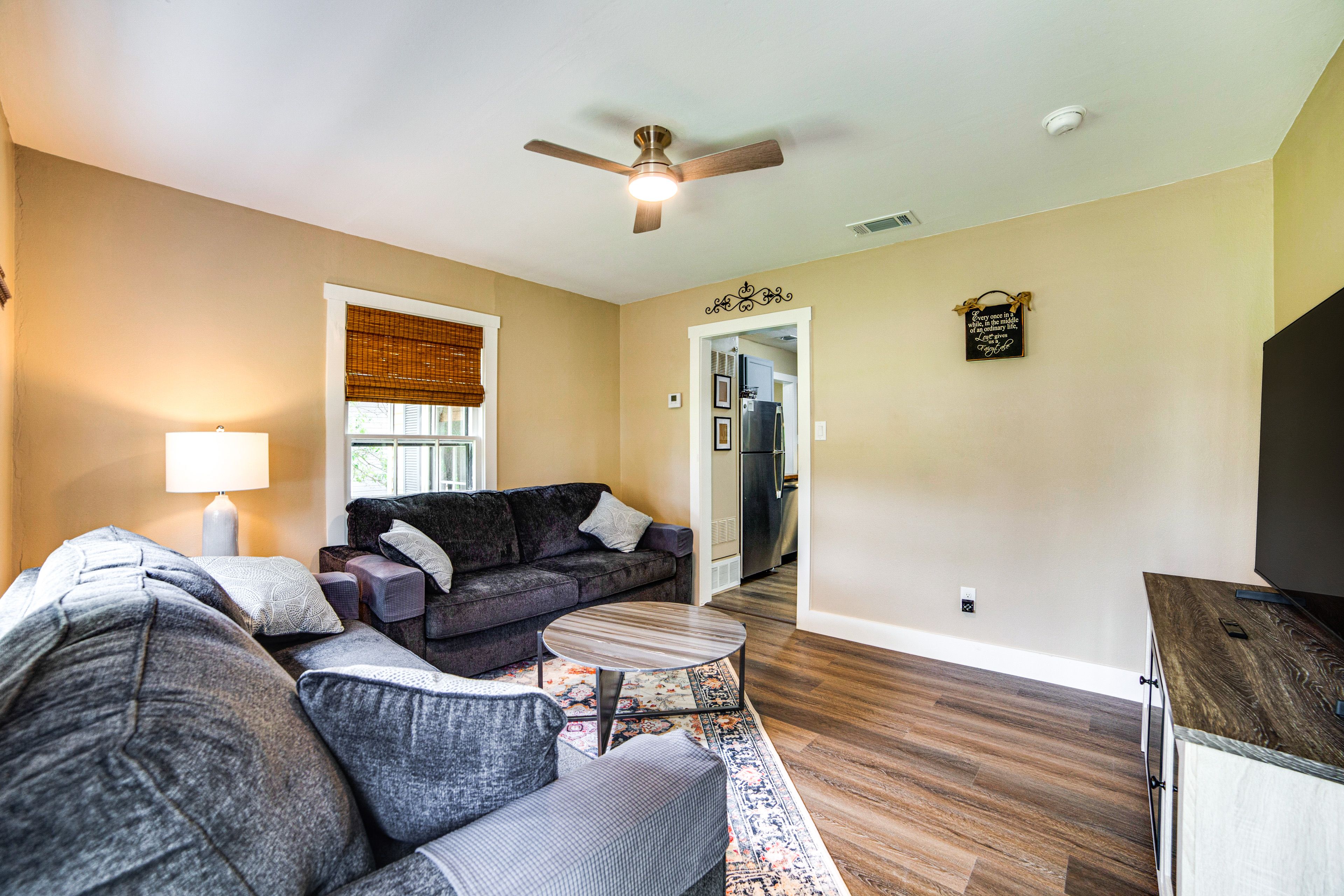 Living Room | Free WiFi | Central Heating & A/C | Smart TV