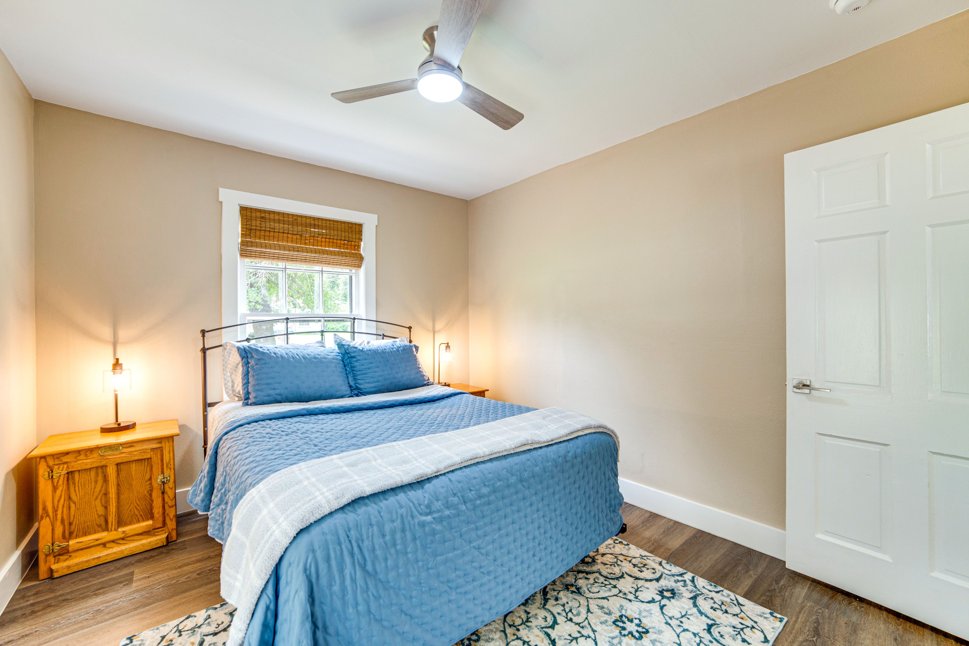 Bedroom 1 | Queen Bed