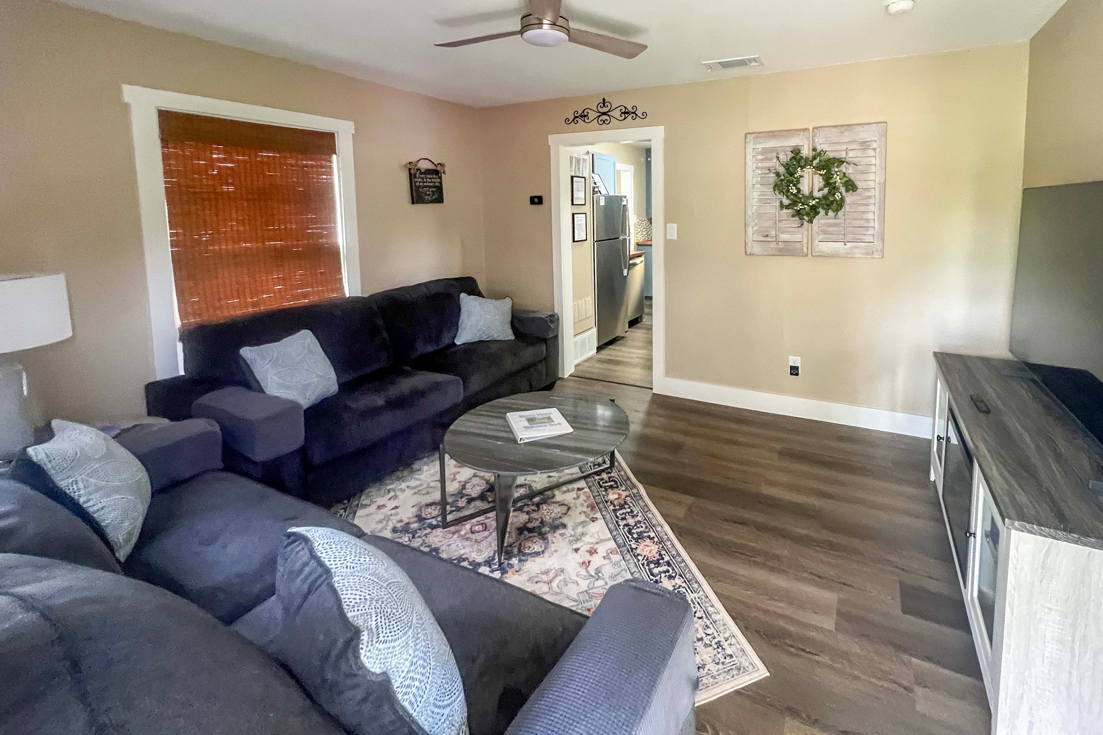 Living Room | Free WiFi | Central Heating & A/C | Smart TV