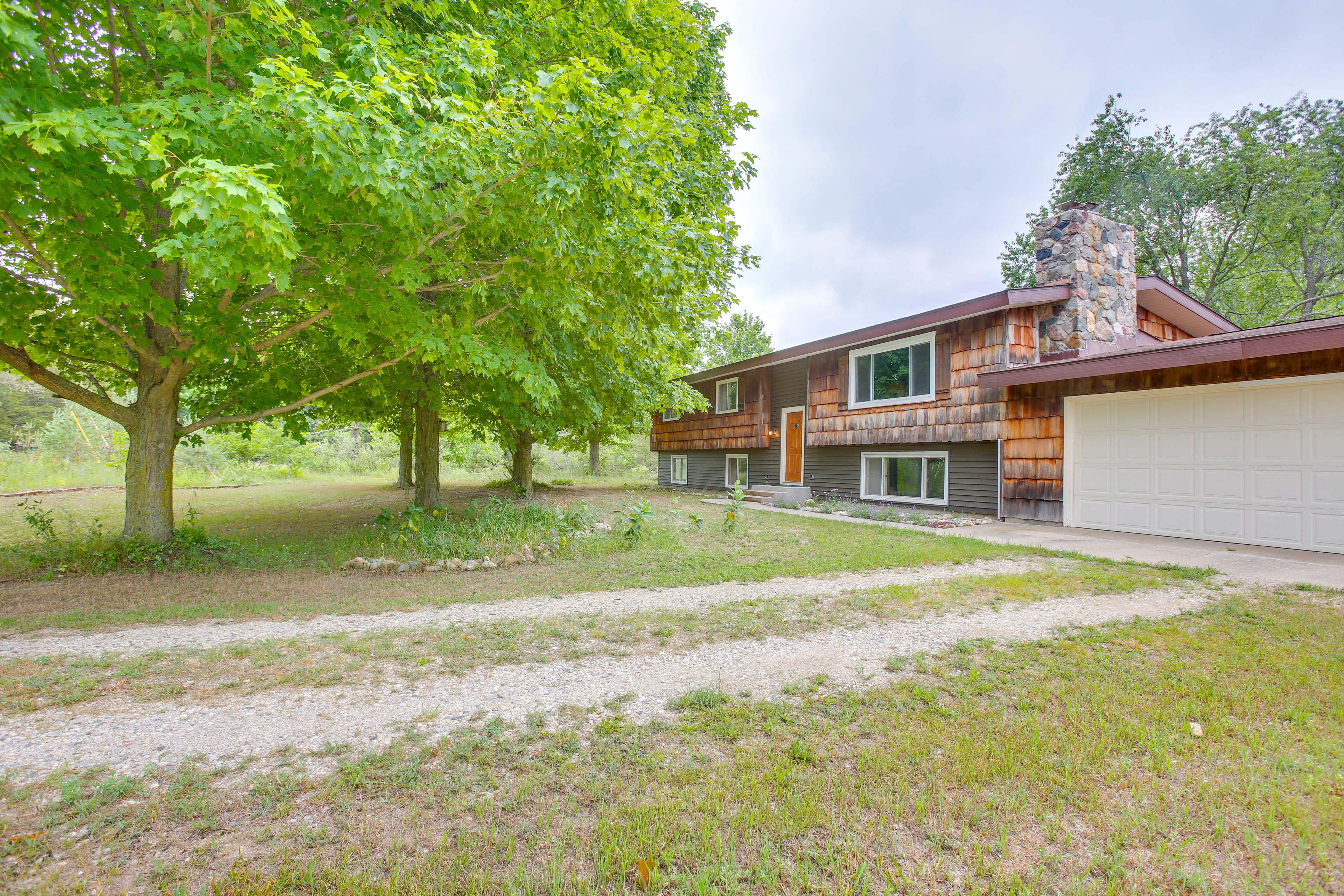House Exterior | Driveway (2 Vehicles)