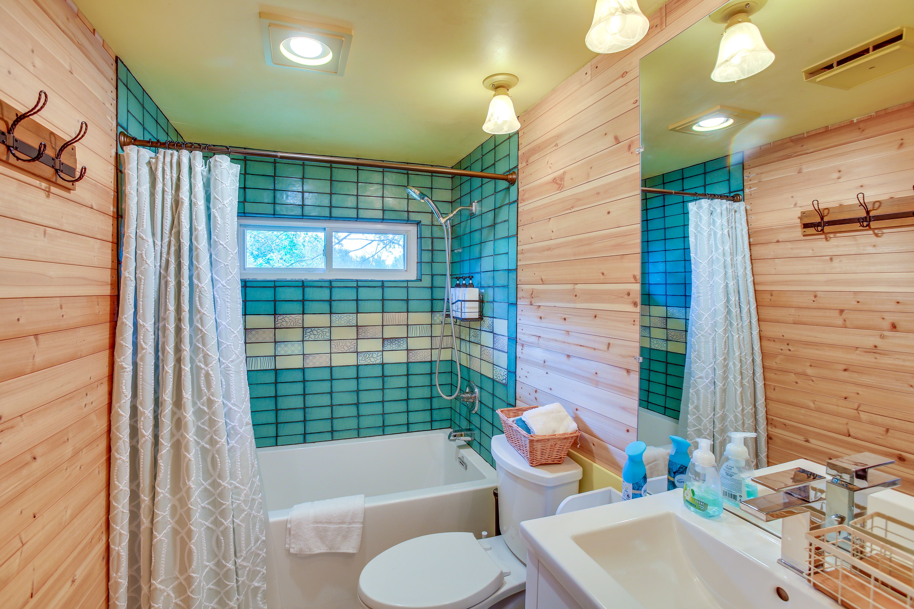 Full Bathroom | Towels Provided | Upper Level