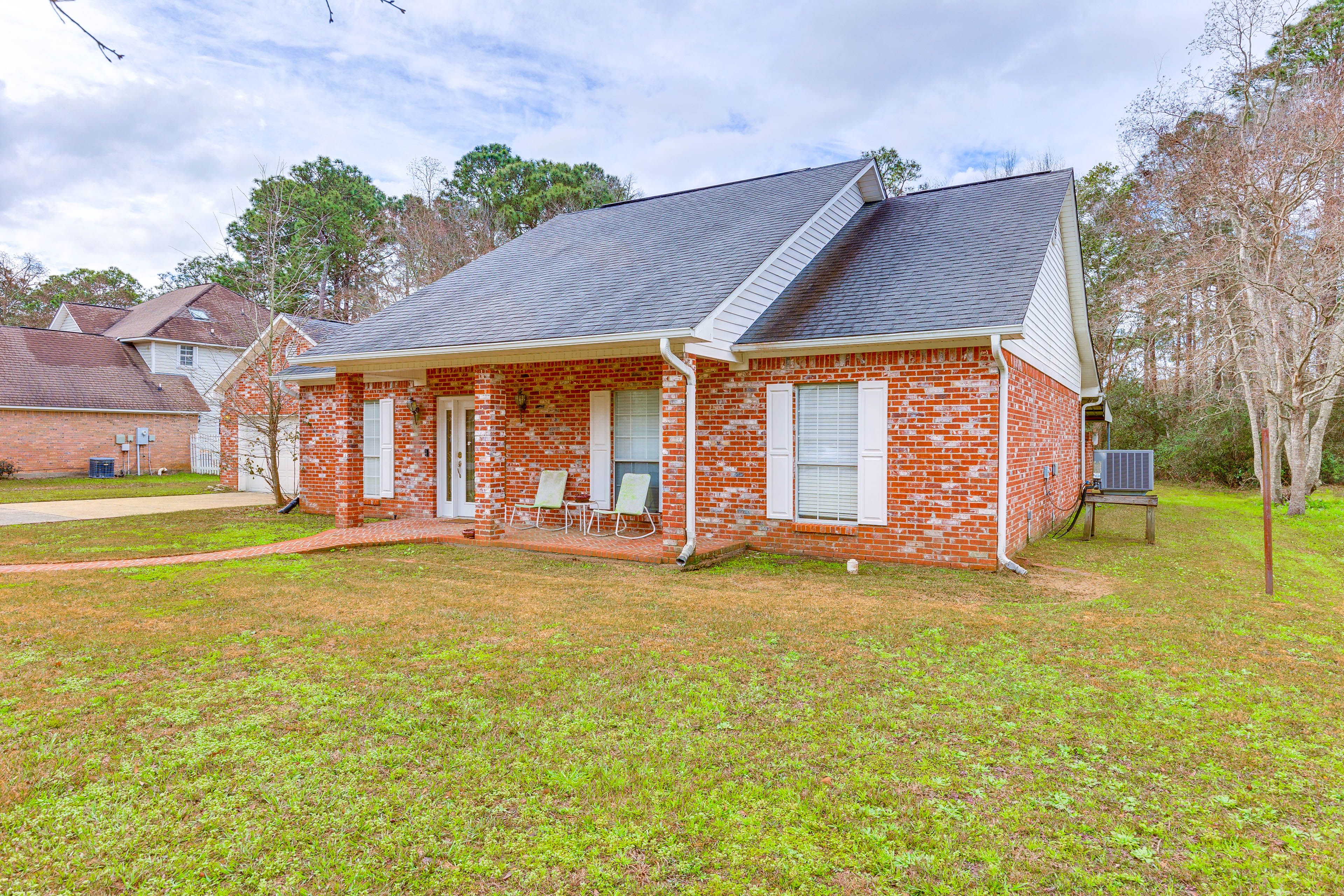 Home Exterior | Parking | Driveway (2 Vehicles)