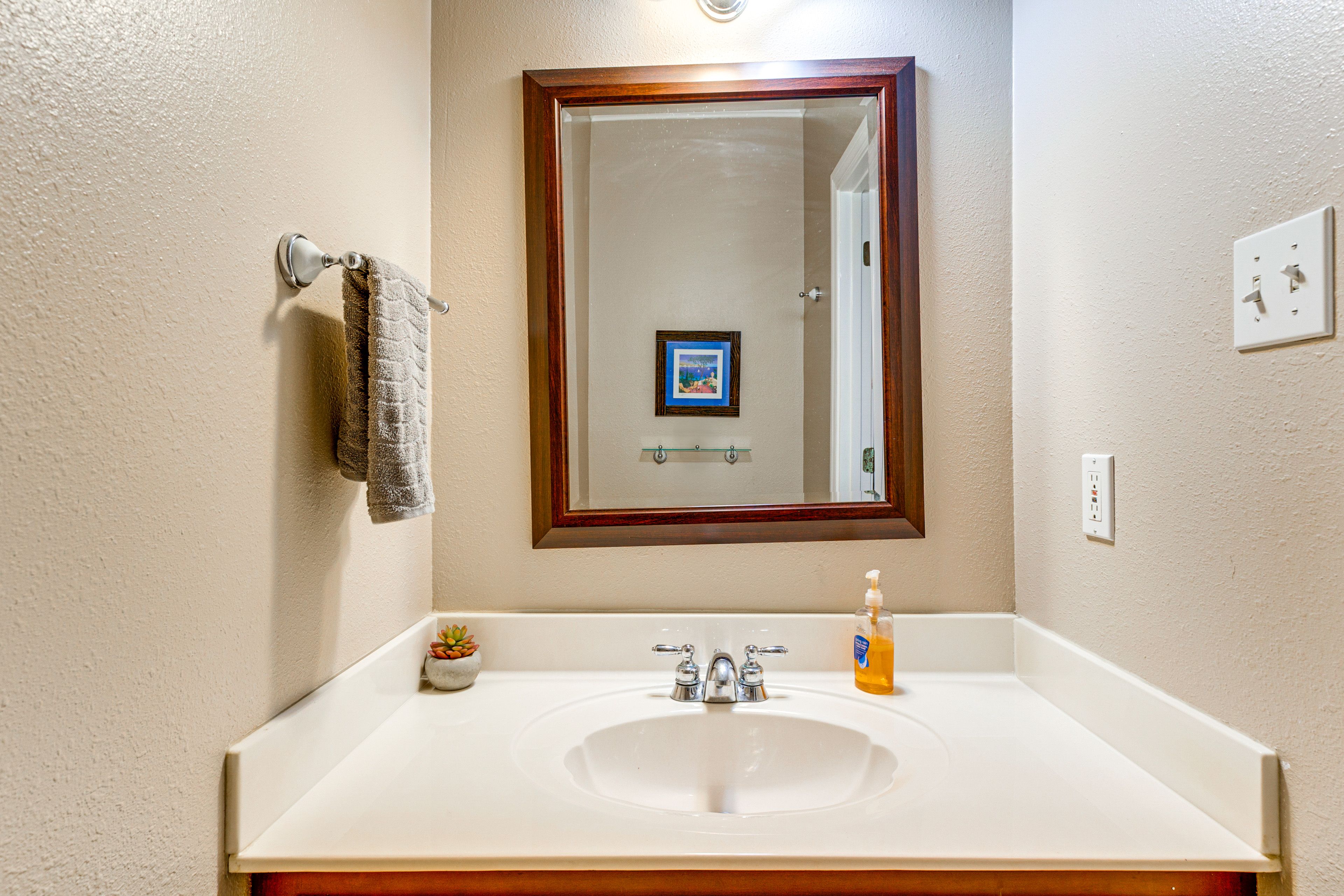 Half Bathroom | Towels Provided