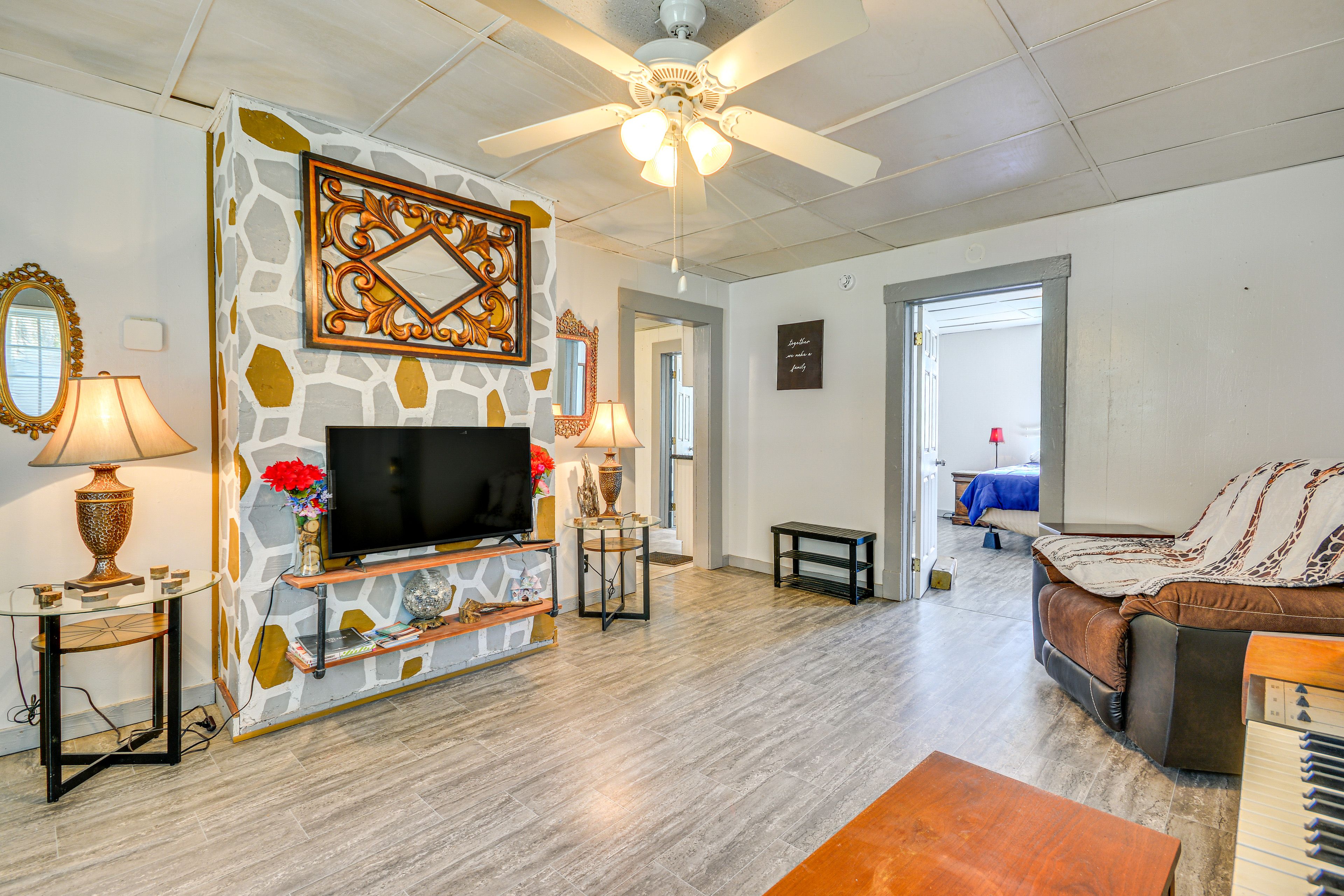 Living Room | Flat-Screen TV | Piano | Central Heating & A/C | Free WiFi