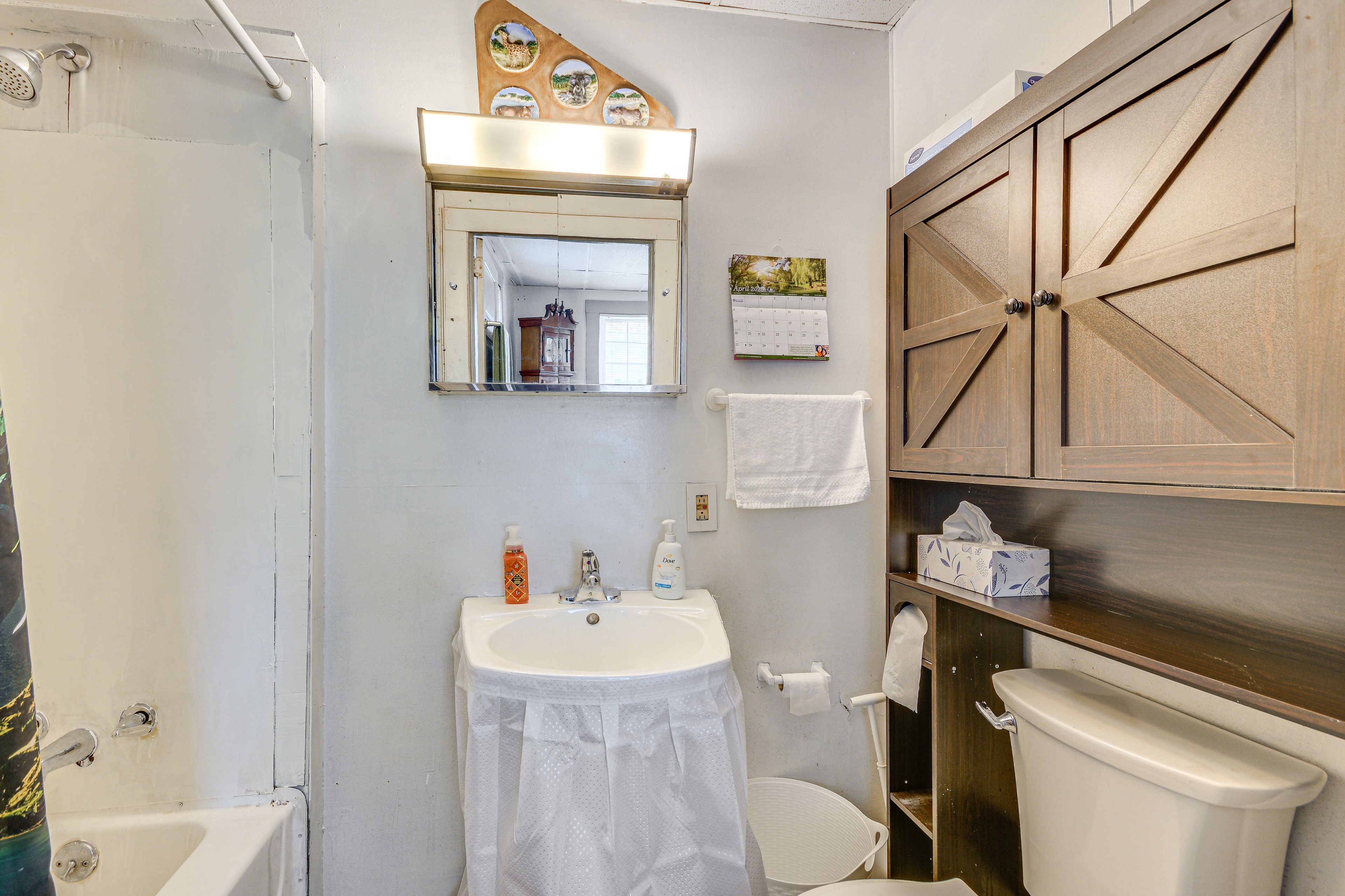 Full Bathroom | Complimentary Toiletries | Towels Provided