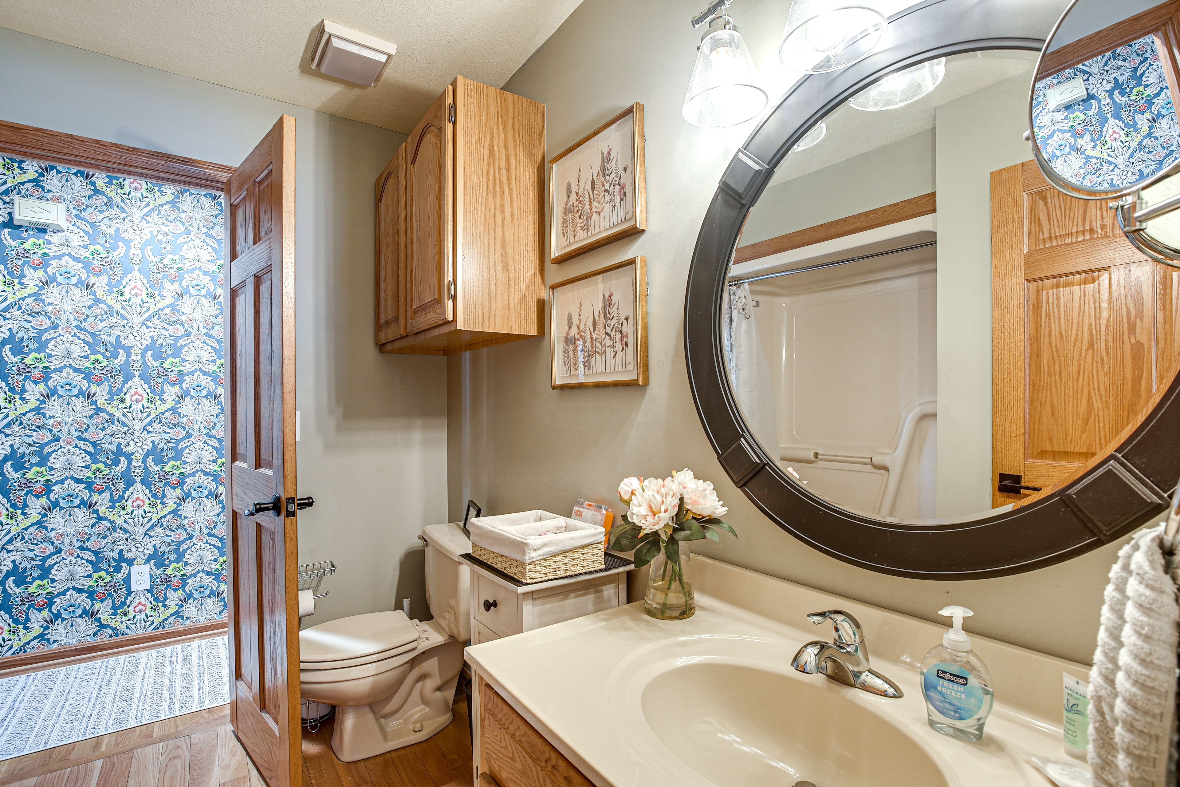 Bathroom | Main Floor