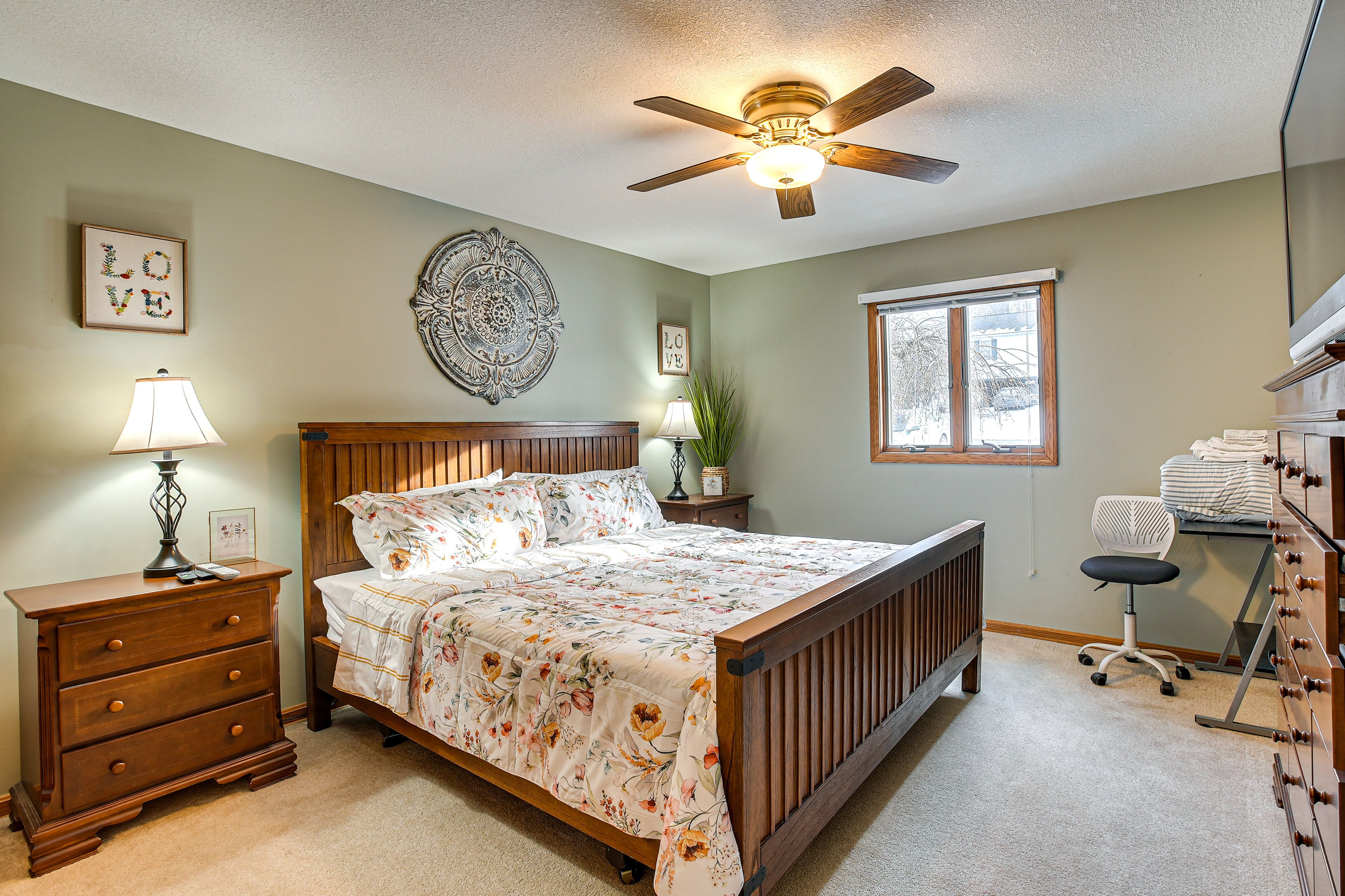 Bedroom | King Bed | Main Floor