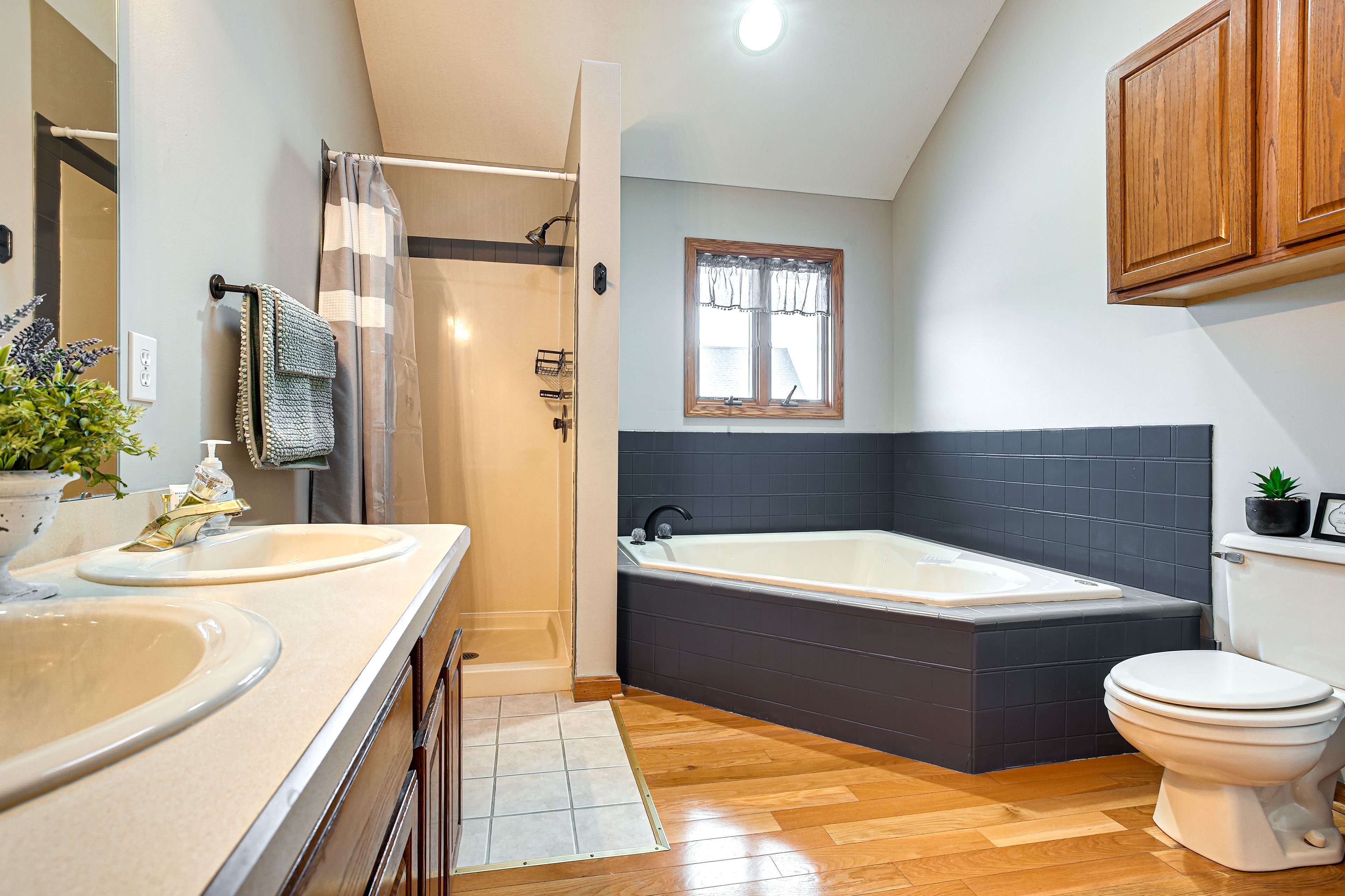 Bathroom | Upper Floor