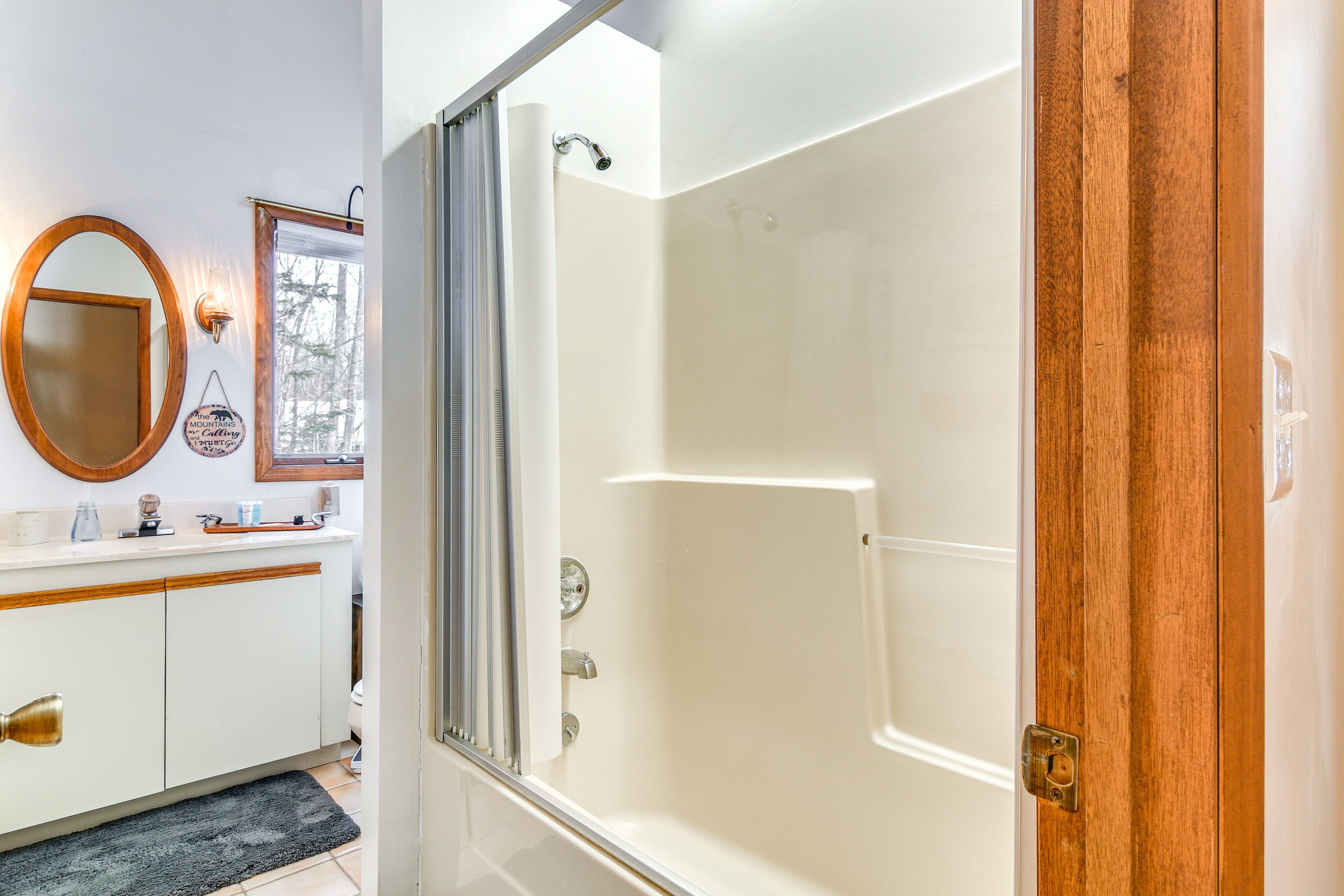 Full Bathroom | Main Floor | Towels Provided