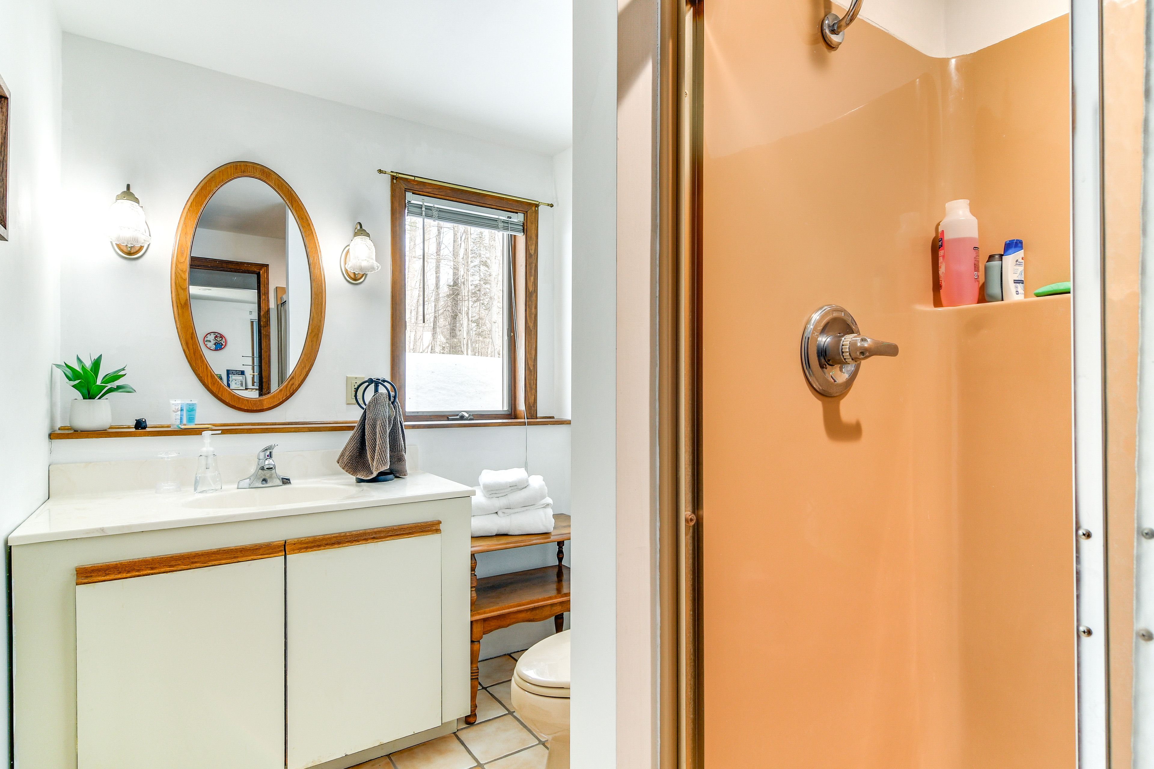 Full Bathroom | Lower Floor | Complimentary Toiletries