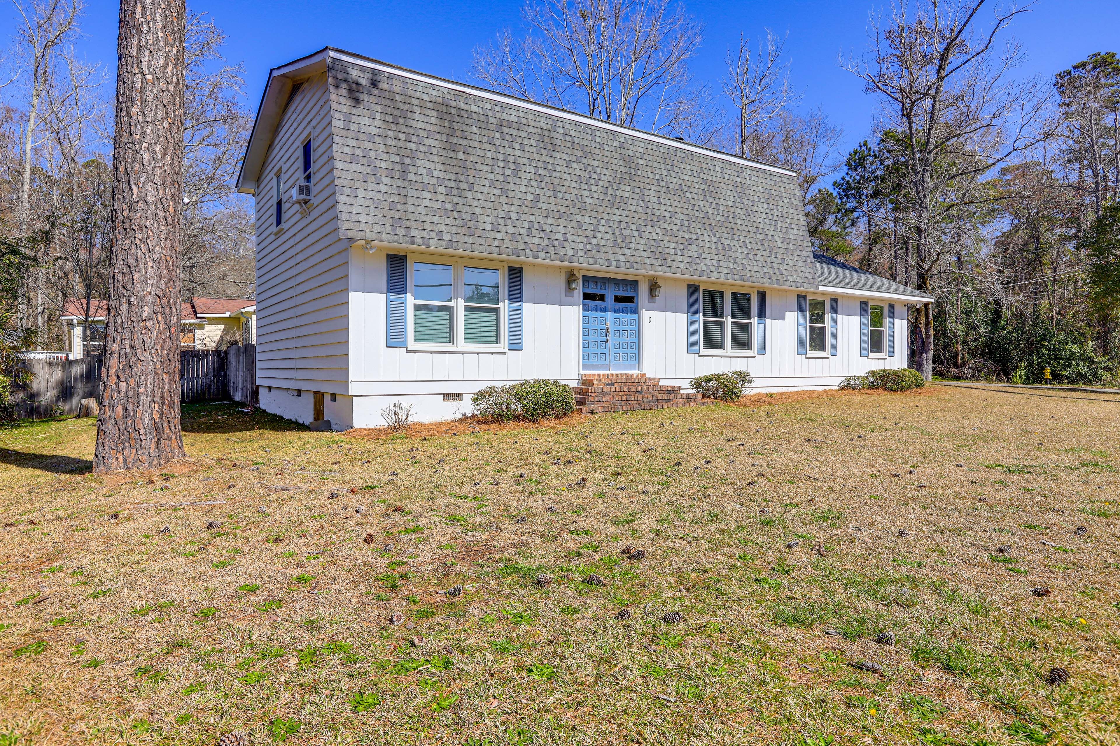 2-Story House | 12 Mi to the Macon Coliseum