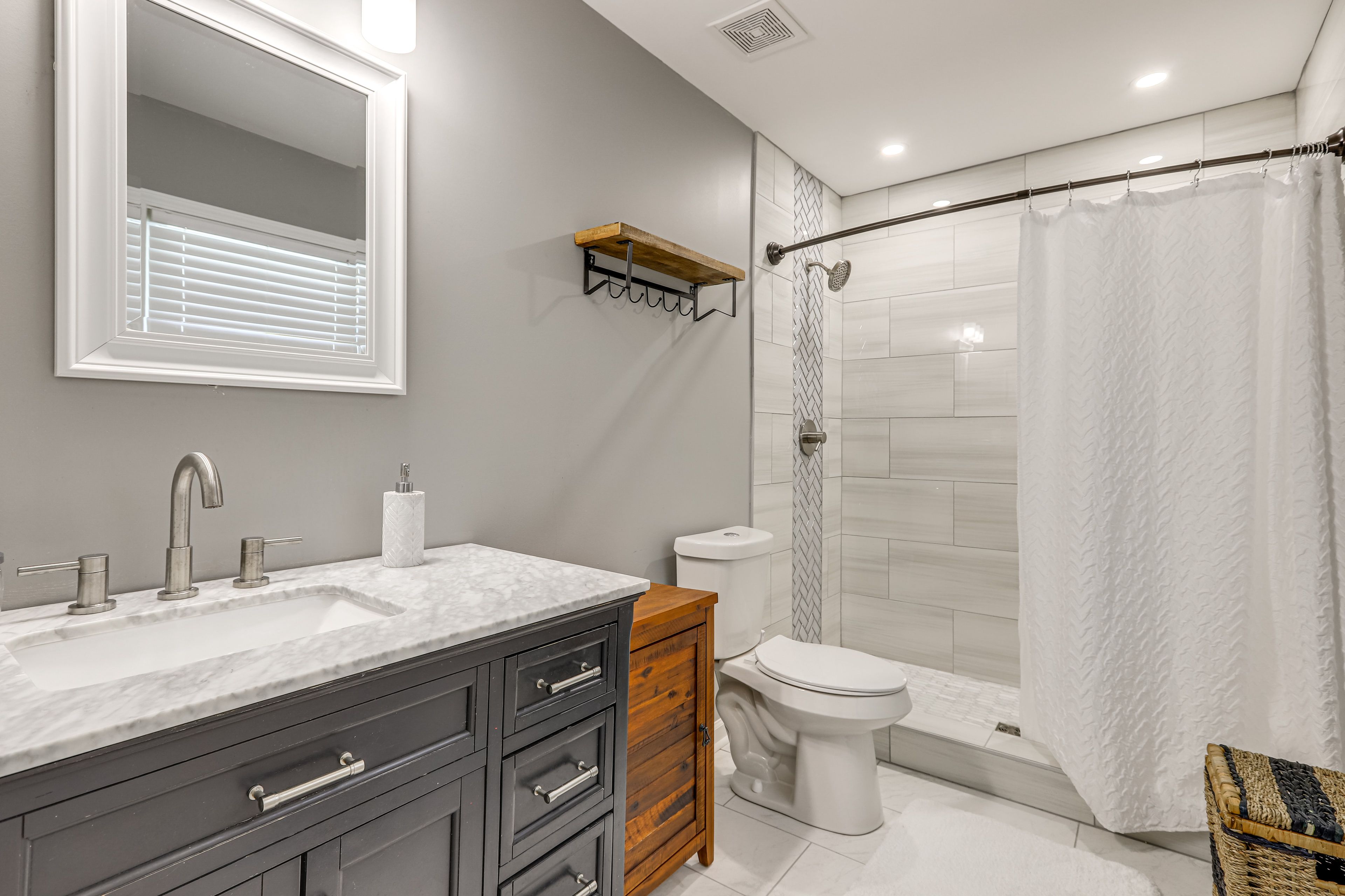 En-Suite Bathroom | 2nd Floor | Towels Provided | Hair Dryer