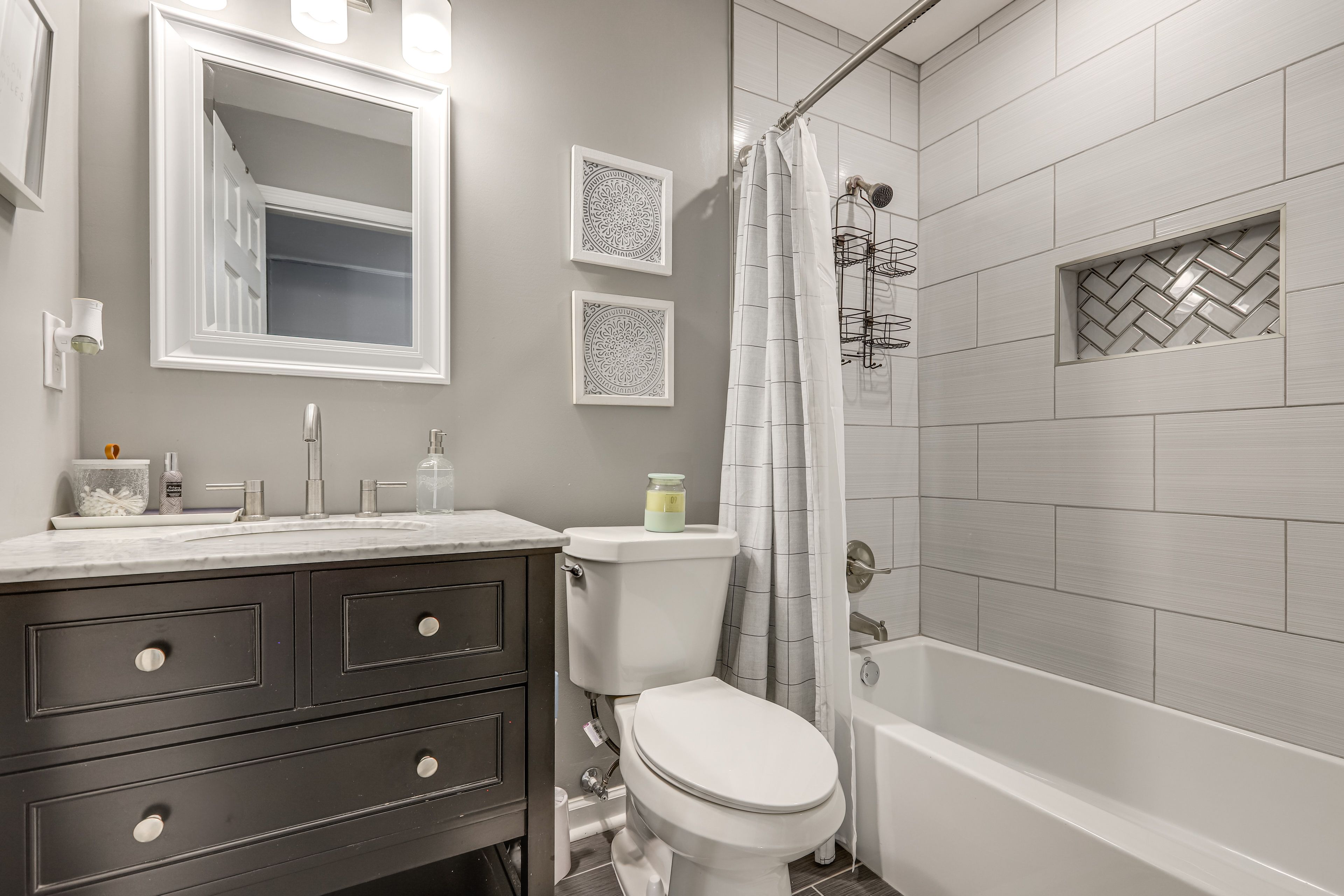 Full Bathroom | 2nd Floor