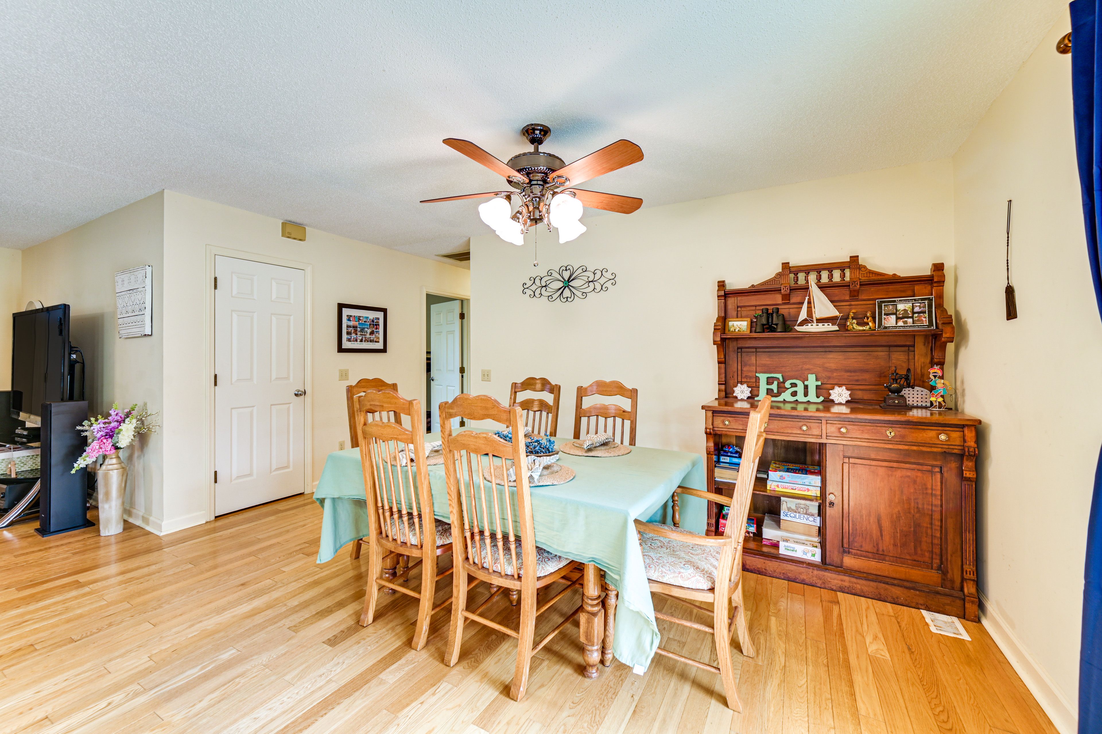 Dining Room | Dishware/Flatware Provided | Board Games