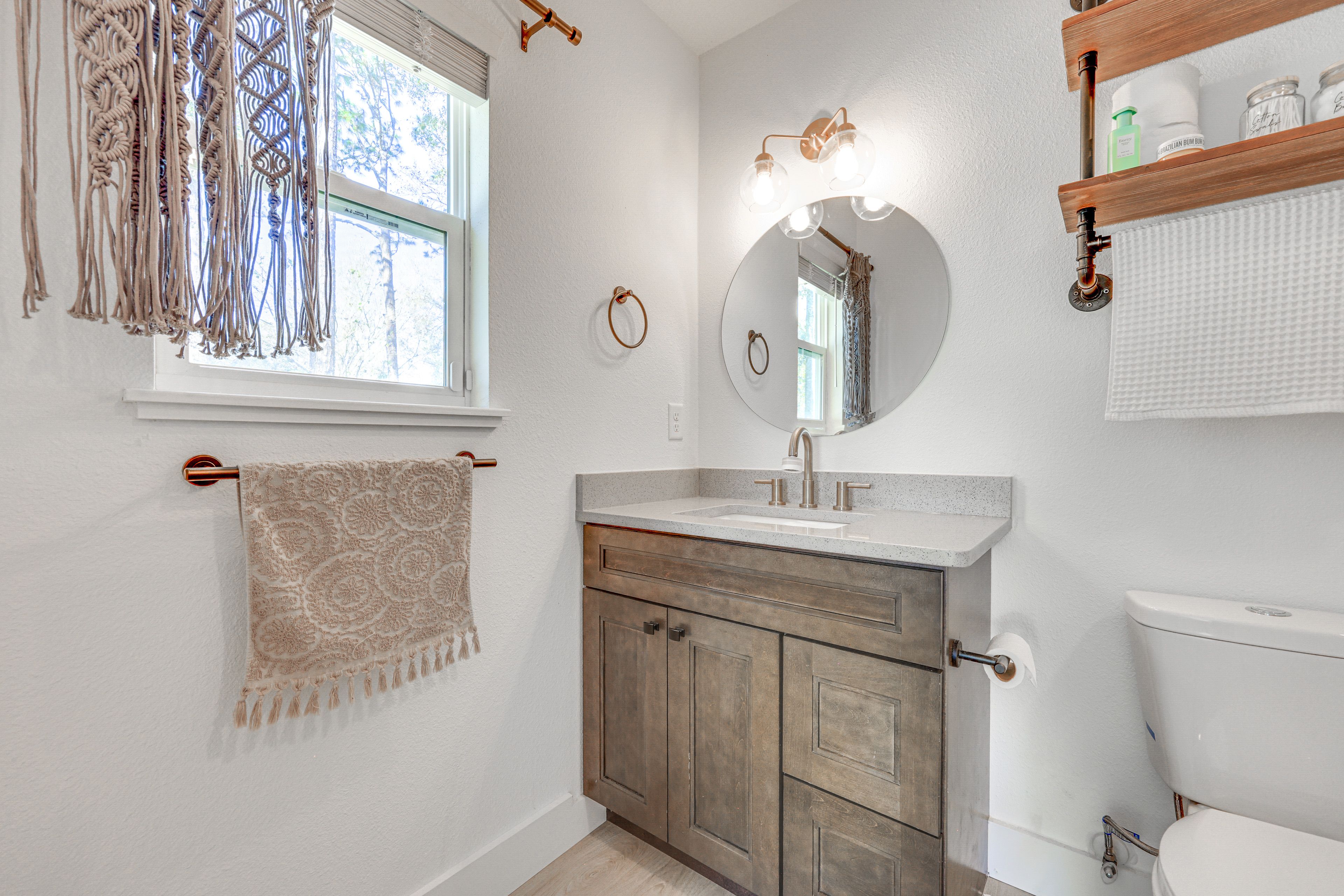 Full Bathroom | Towels Provided | Hair Dryer