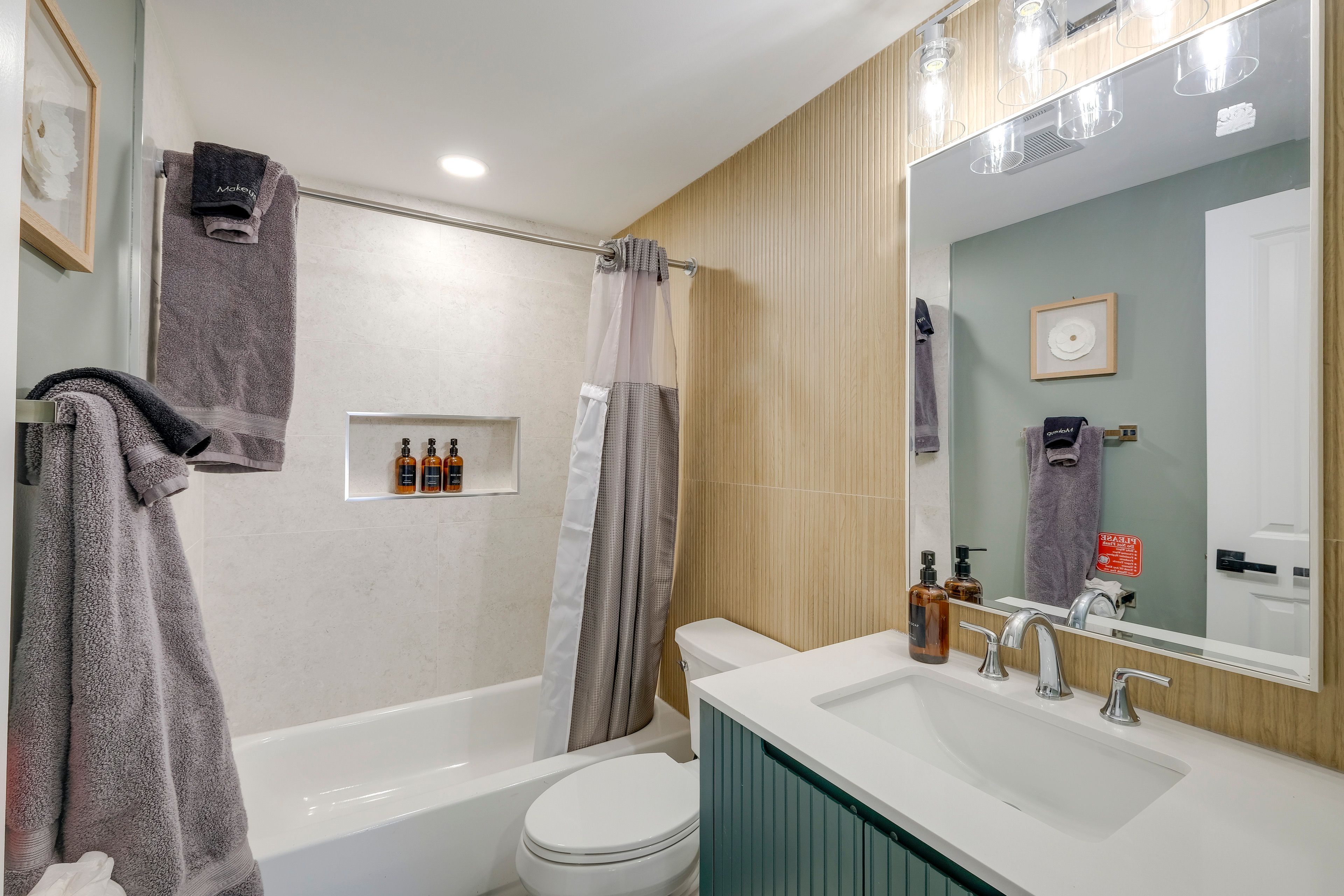 Full Bathroom | Towels Provided | 1st Floor