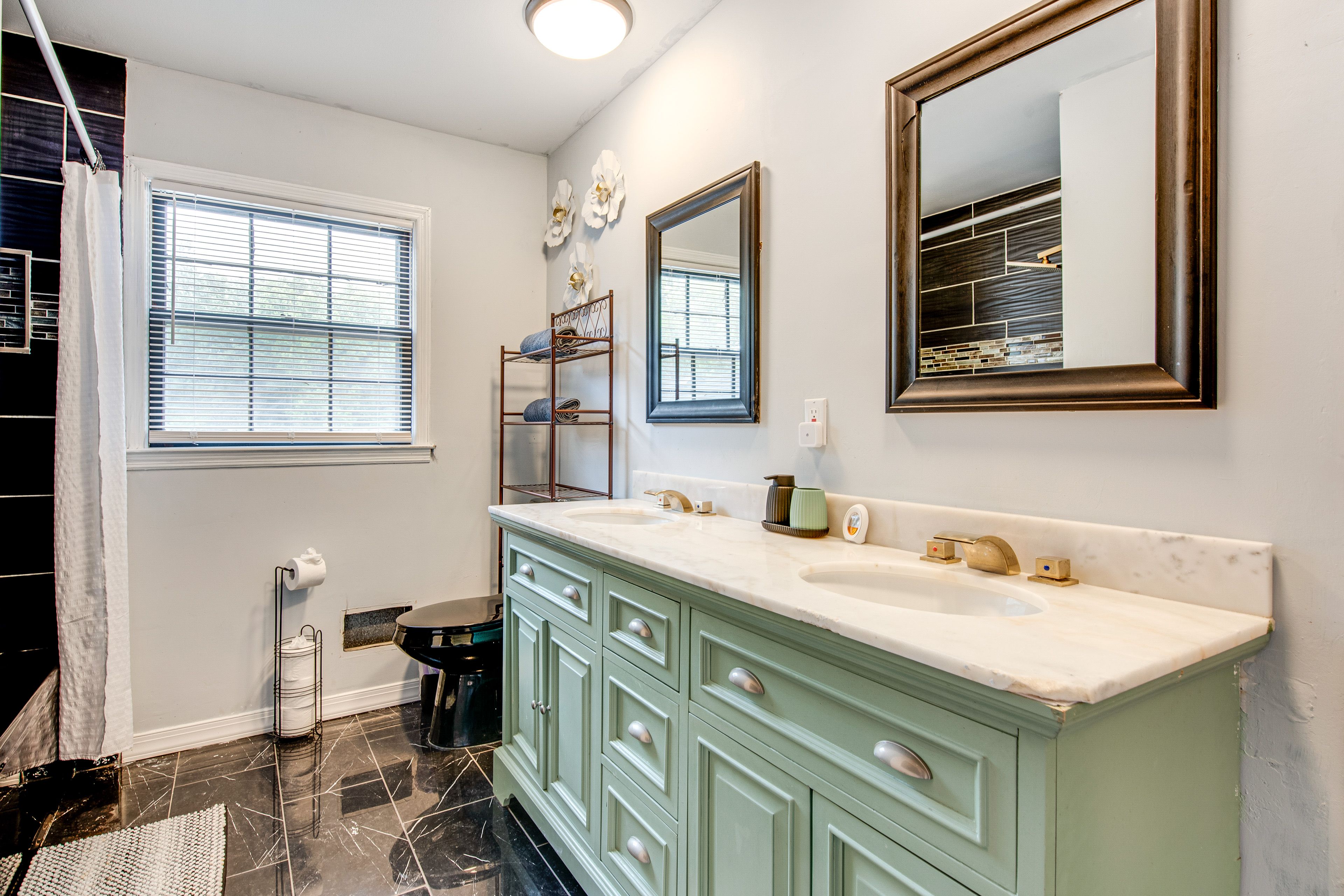 Full Bathroom | 2nd Floor