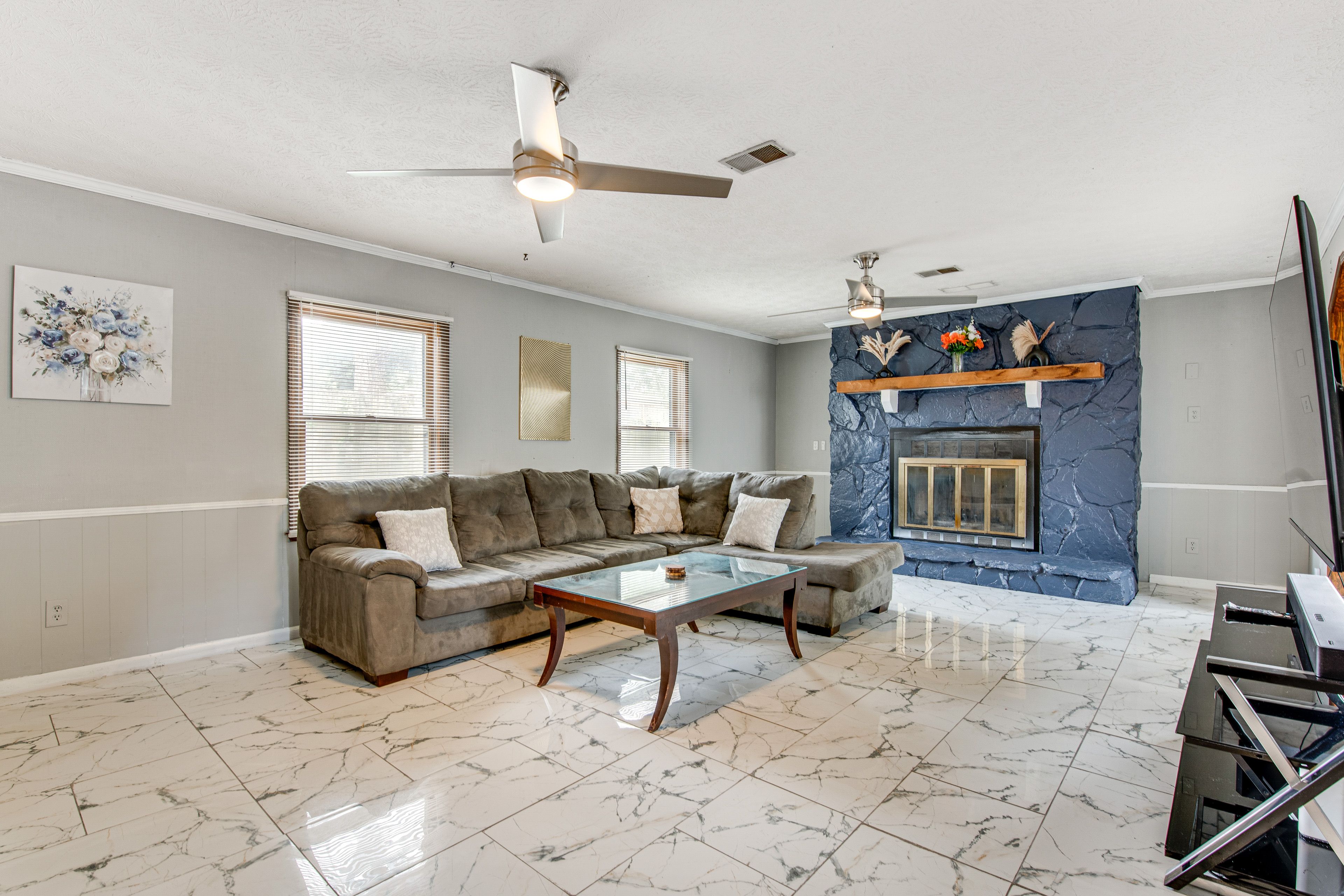 Living Room | Full Sleeper Sofa | Free WiFi | Smart TV | 1st Floor